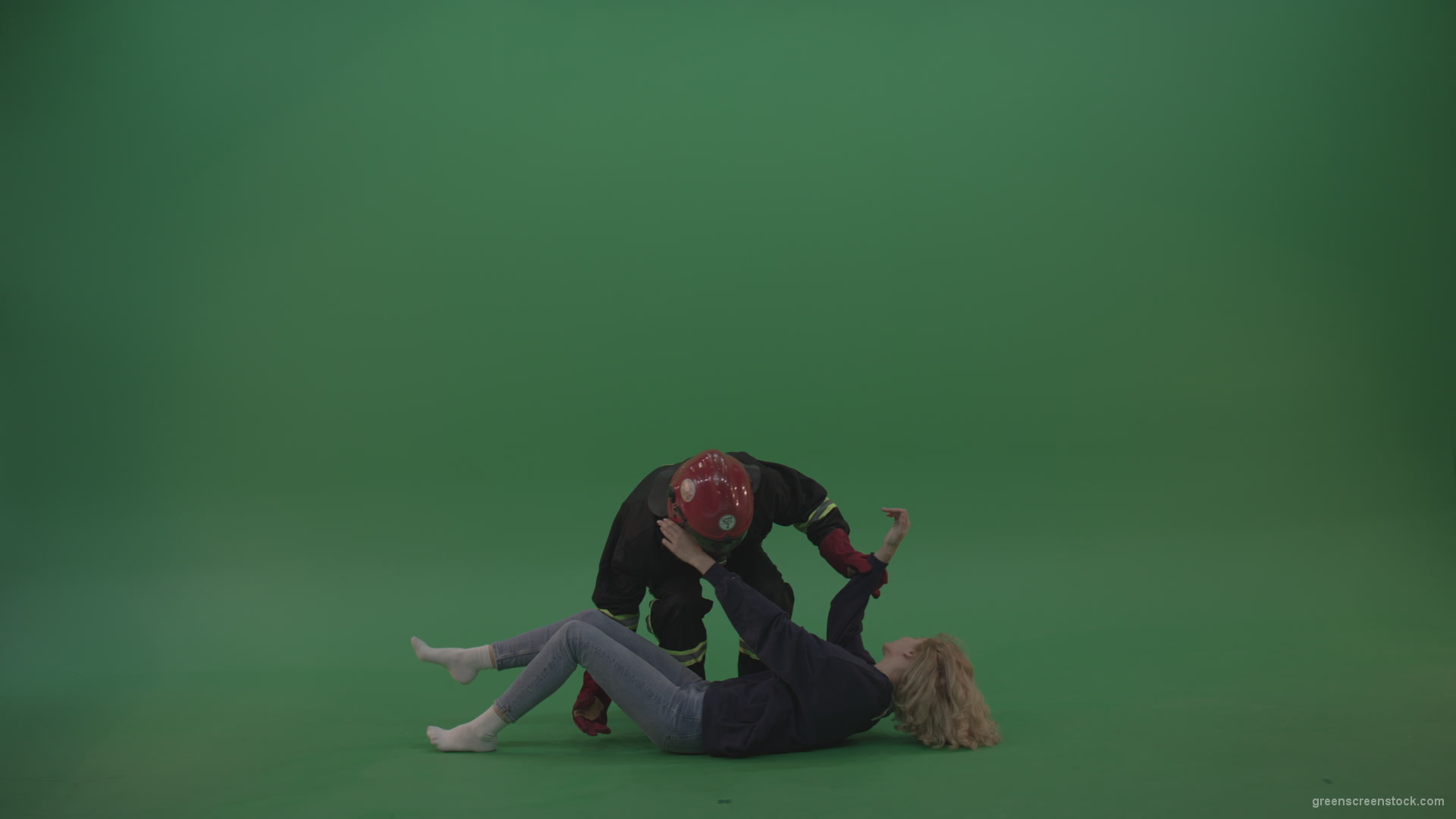 Brave_Fireman_Runs_To_Victim_Girl_Lying_On_The_Groung_Takes_Her_On_His_Strong_Hands_And_Carry_To_The_Safe_Place_On_Green_Screen_Wall_Background_005 Green Screen Stock