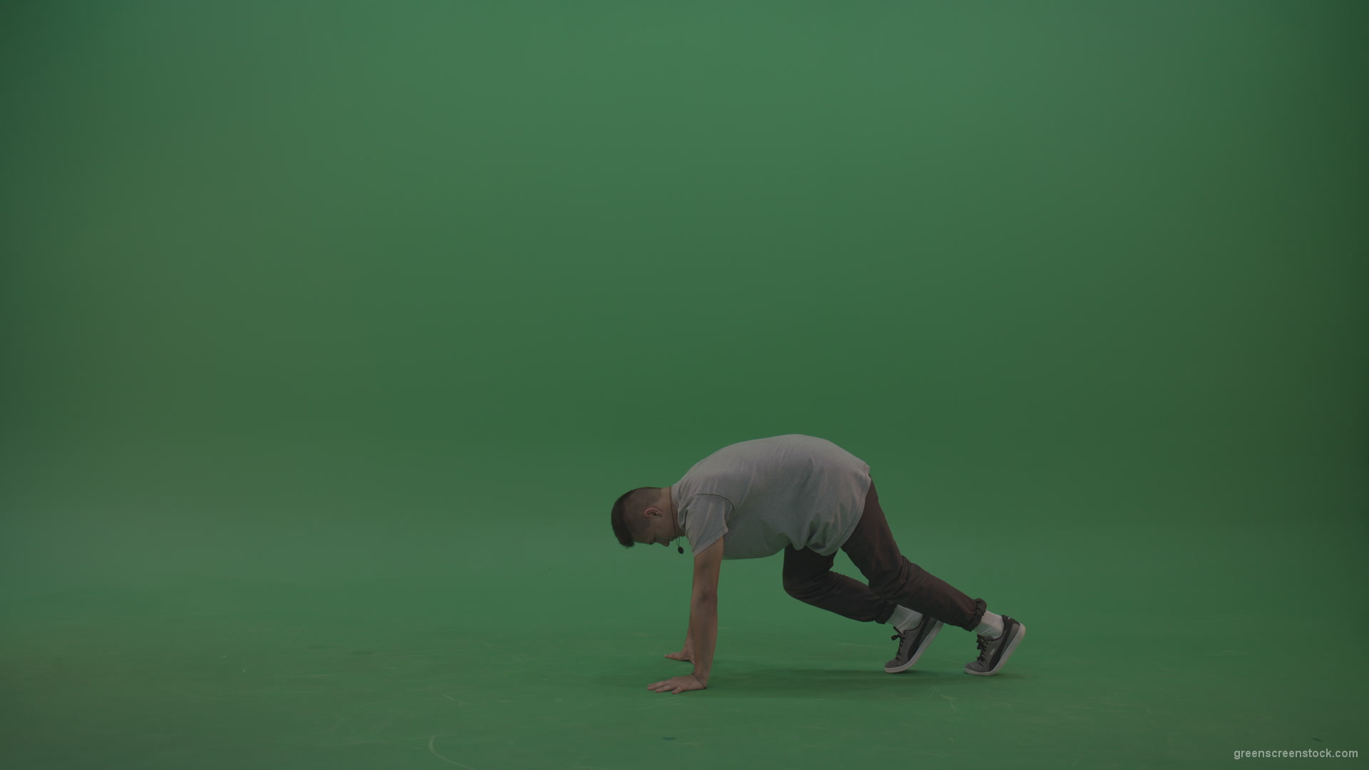 Man-dancing-and-staying-on-hand-on-the-green-floor-green-screen_001 Green Screen Stock