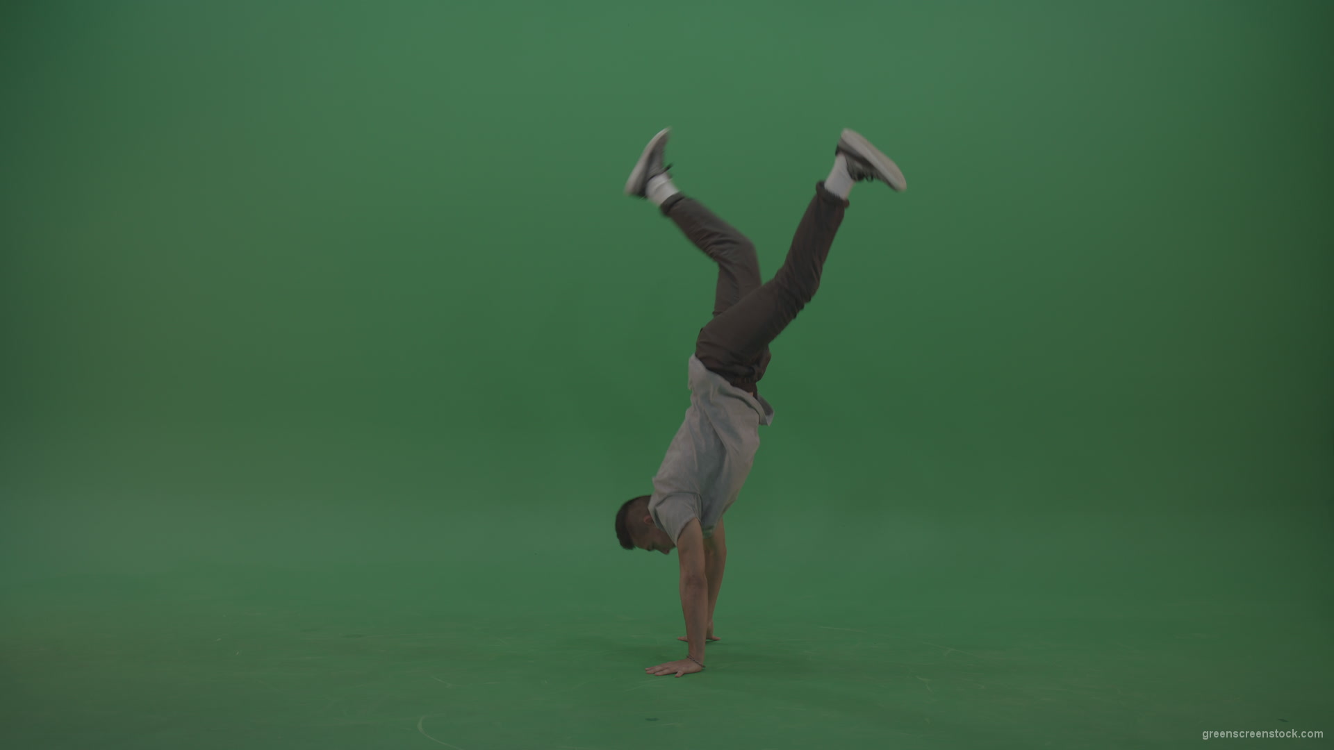 Man-dancing-and-staying-on-hand-on-the-green-floor-green-screen_002 Green Screen Stock