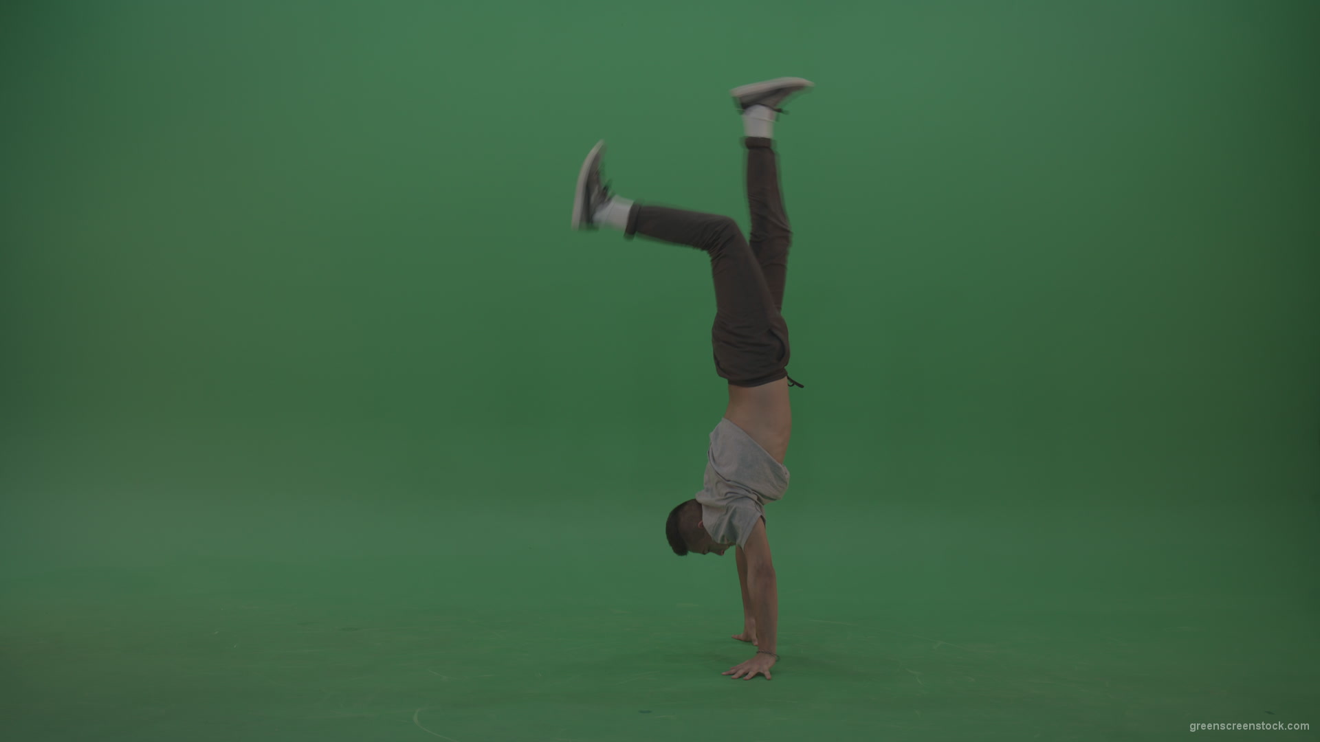 vj video background Man-dancing-and-staying-on-hand-on-the-green-floor-green-screen_003