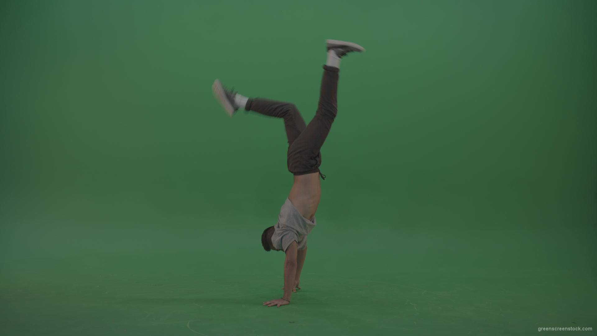 Man-dancing-and-staying-on-hand-on-the-green-floor-green-screen_004 Green Screen Stock