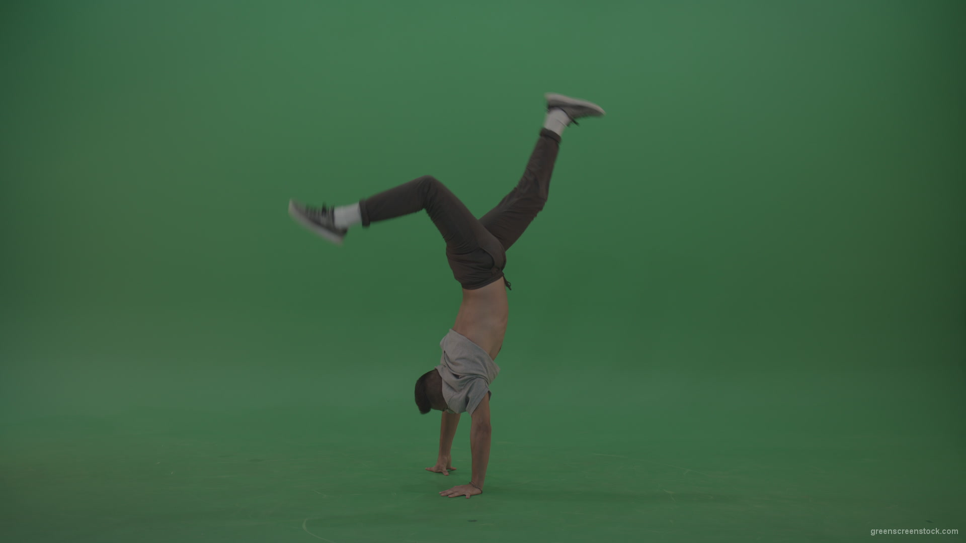 Man-dancing-and-staying-on-hand-on-the-green-floor-green-screen_005 Green Screen Stock