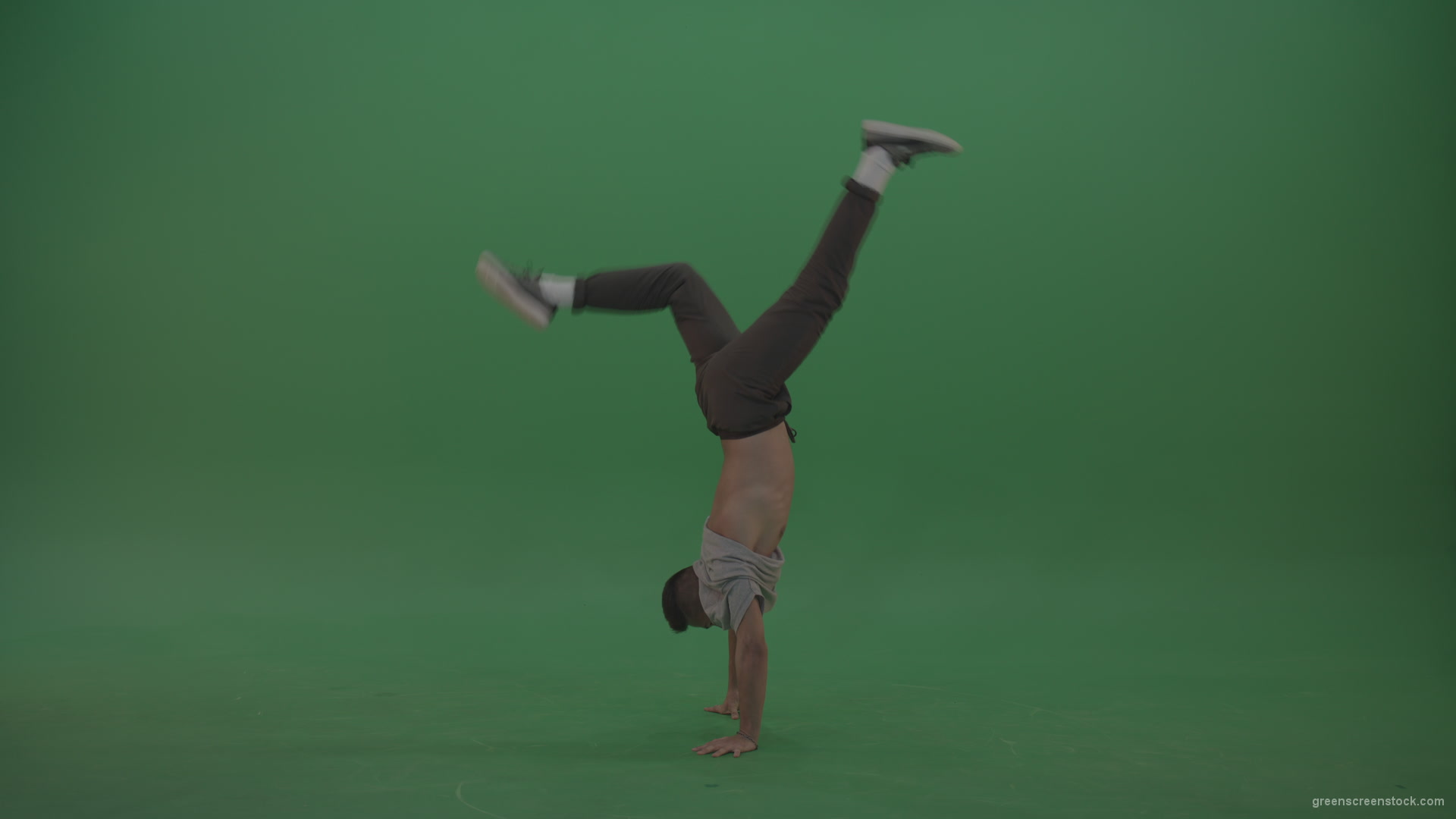 Man-dancing-and-staying-on-hand-on-the-green-floor-green-screen_006 Green Screen Stock