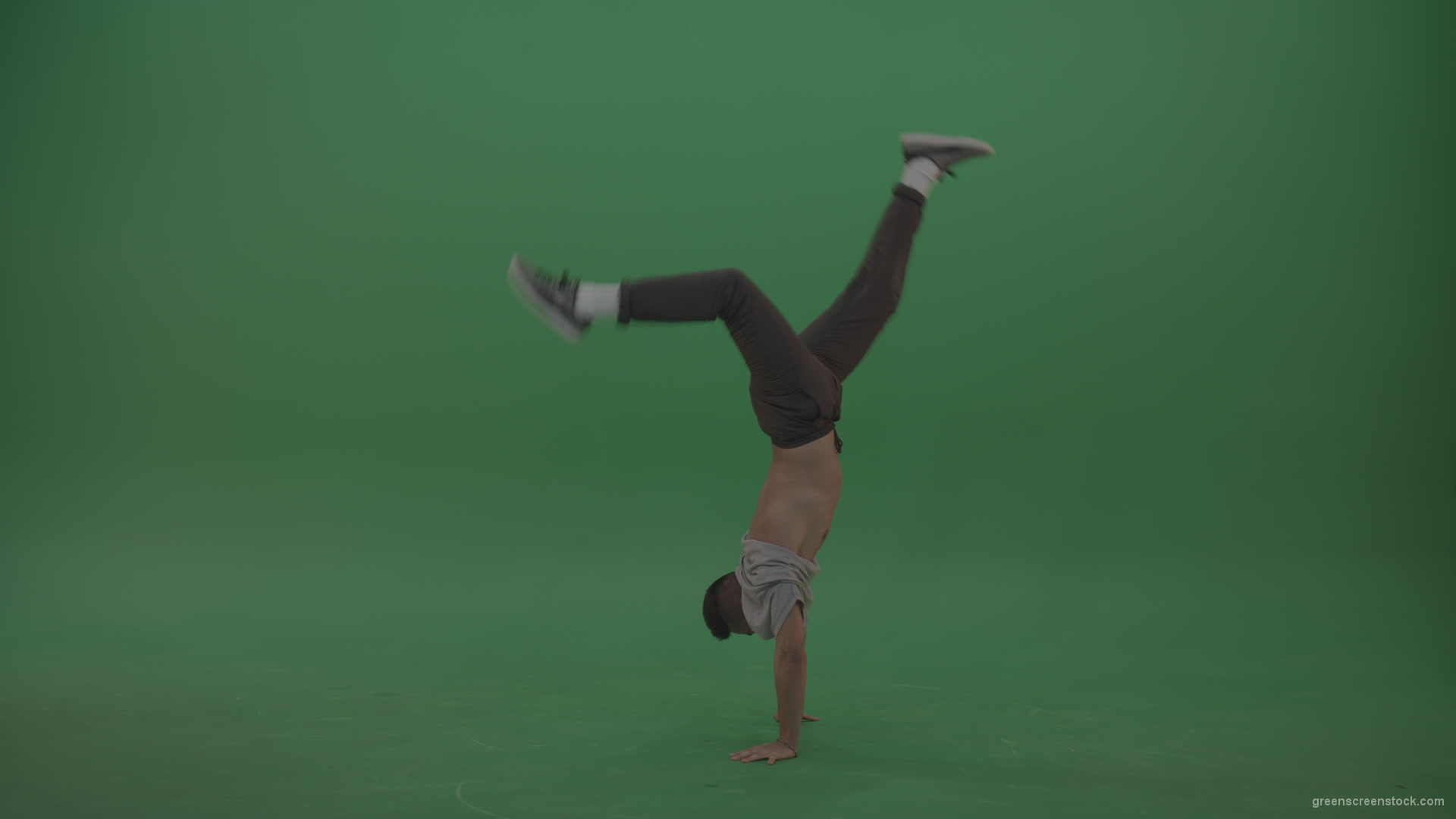 Man-dancing-and-staying-on-hand-on-the-green-floor-green-screen_007 Green Screen Stock