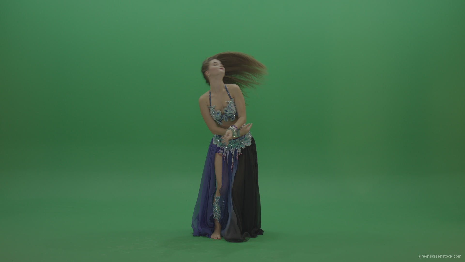 Foxy-belly-dancer-in-purple-and-black-wear-display-amazing-dance-moves-over-chromakey-background_004 Green Screen Stock
