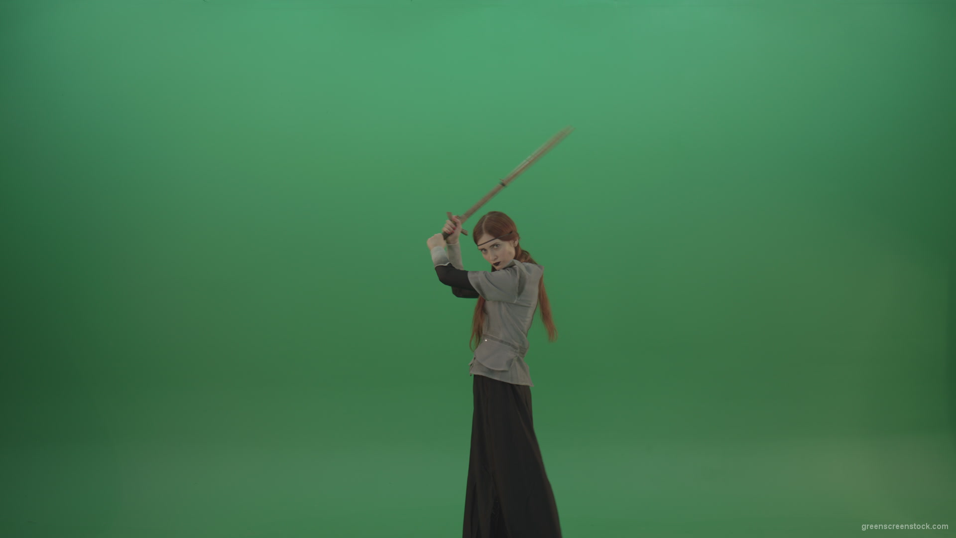 vj video background Fighting-girl-in-silver-armor-swinging-with-the-sword-aiming-at-one-goal-on-chromakey_003