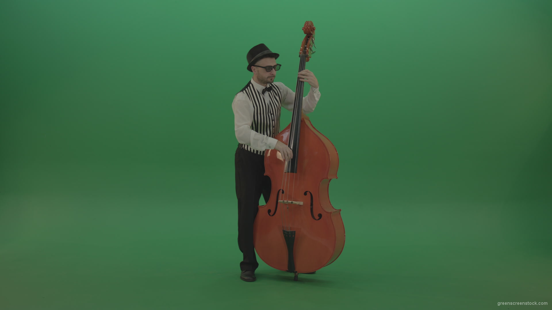 Full-size-man-play-jazz-on-double-bass-String-music-instrument-isolated-on-green-screen_008 Green Screen Stock