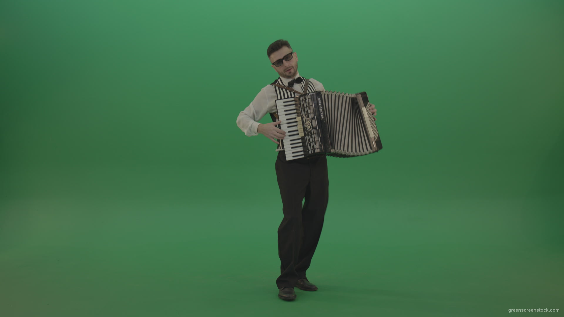 Full-sized-man-playing-Accordions-isolated-on-green-screen_004 Green Screen Stock
