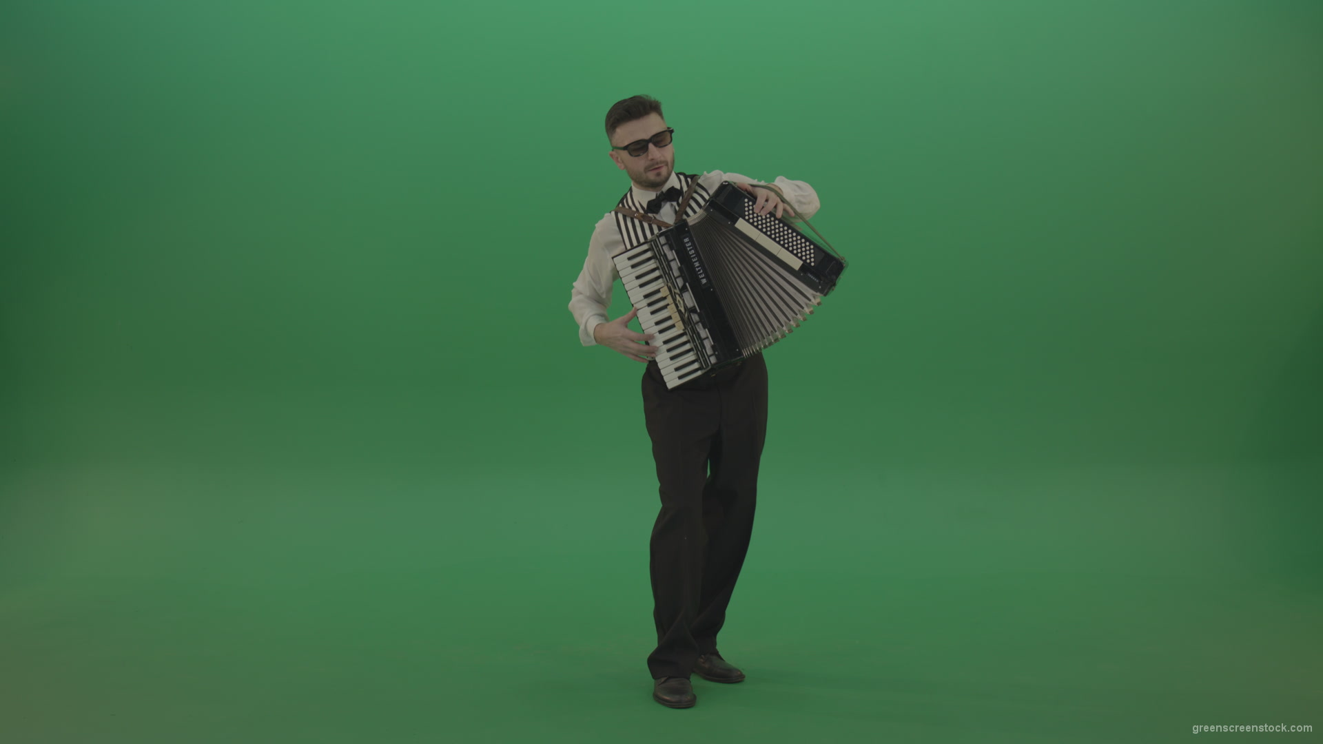 Full-sized-man-playing-Accordions-isolated-on-green-screen_005 Green Screen Stock