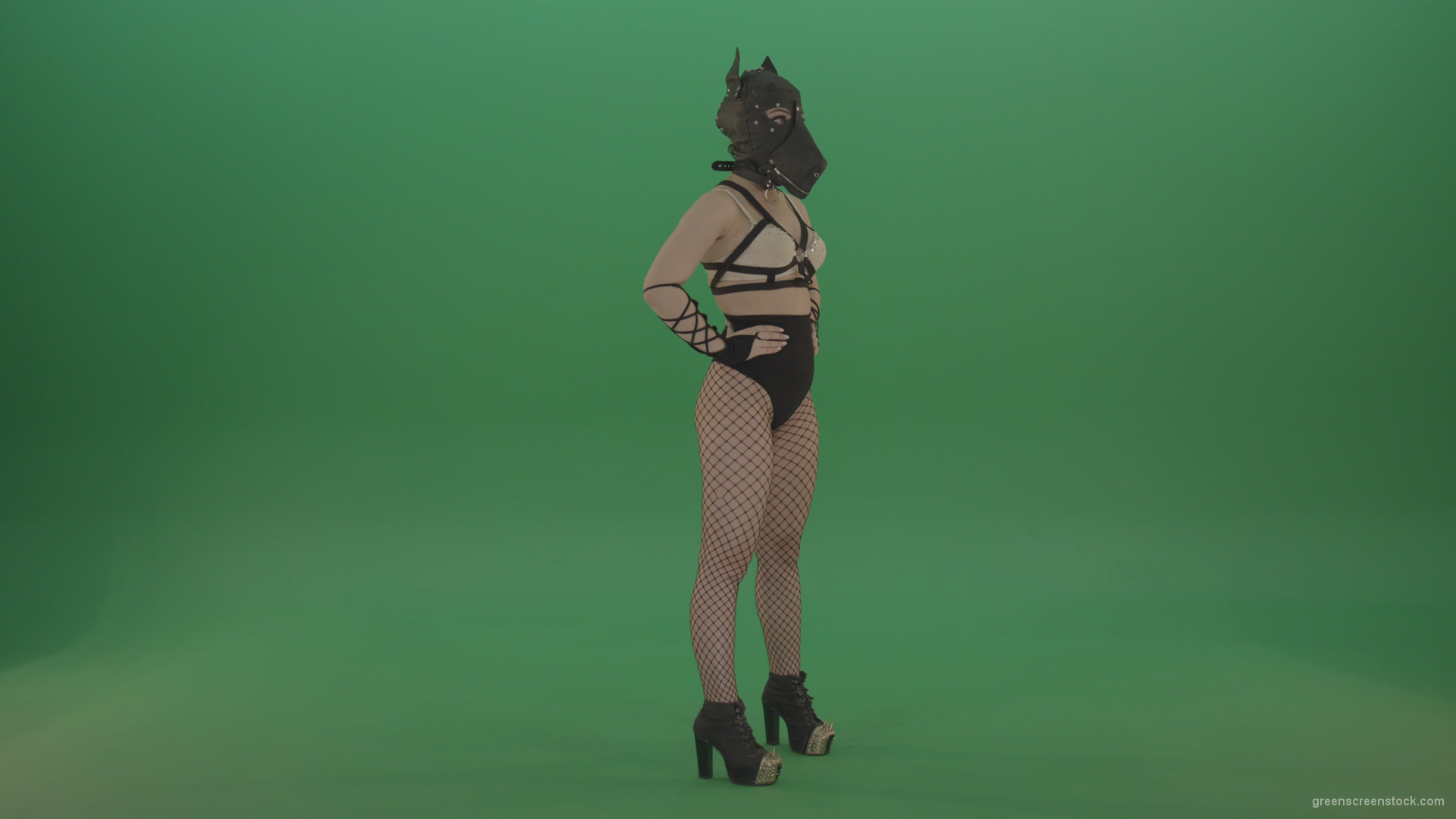 EDM-Girl-in-Wolf-Mask-making-fight-beats-on-green-screen_001 Green Screen Stock