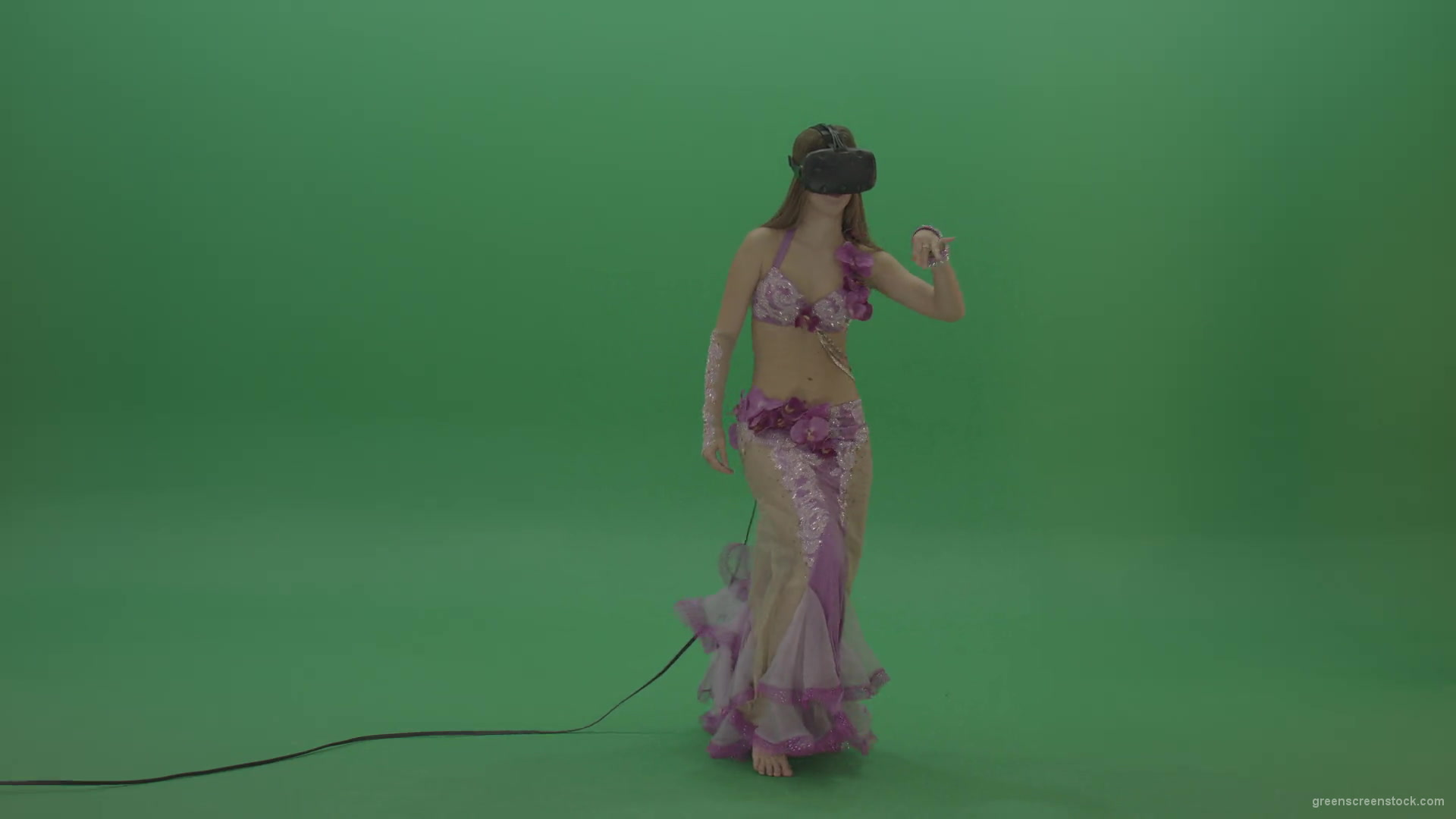 Beautiful-belly-dancer-in-purple-wear-and-VR-headset-dances-over-green-screen-background-1920_002 Green Screen Stock