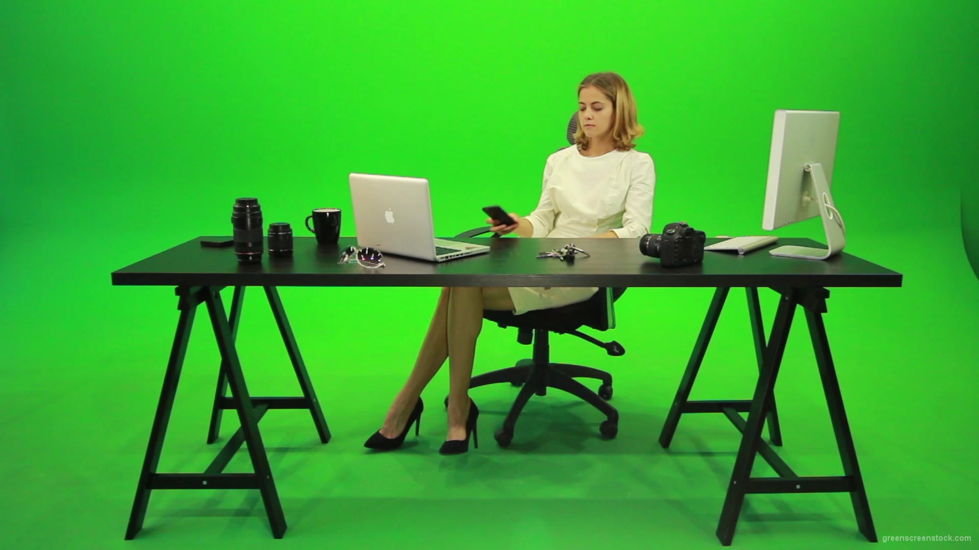 Angry-Business-Woman-Talking-on-the-Phone-Green-Screen-Footage_001 Green Screen Stock