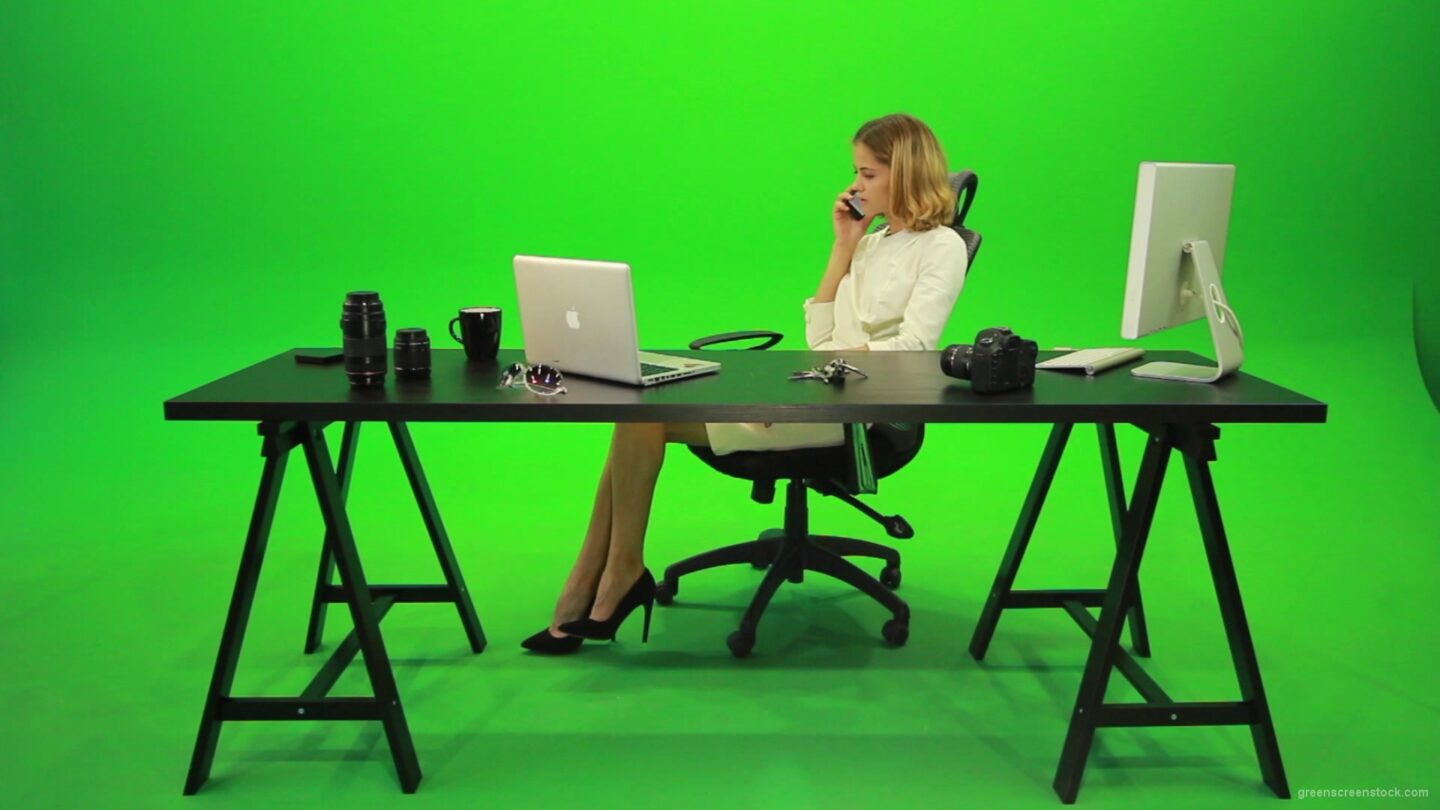 vj video background Angry-Business-Woman-Talking-on-the-Phone-Green-Screen-Footage_003