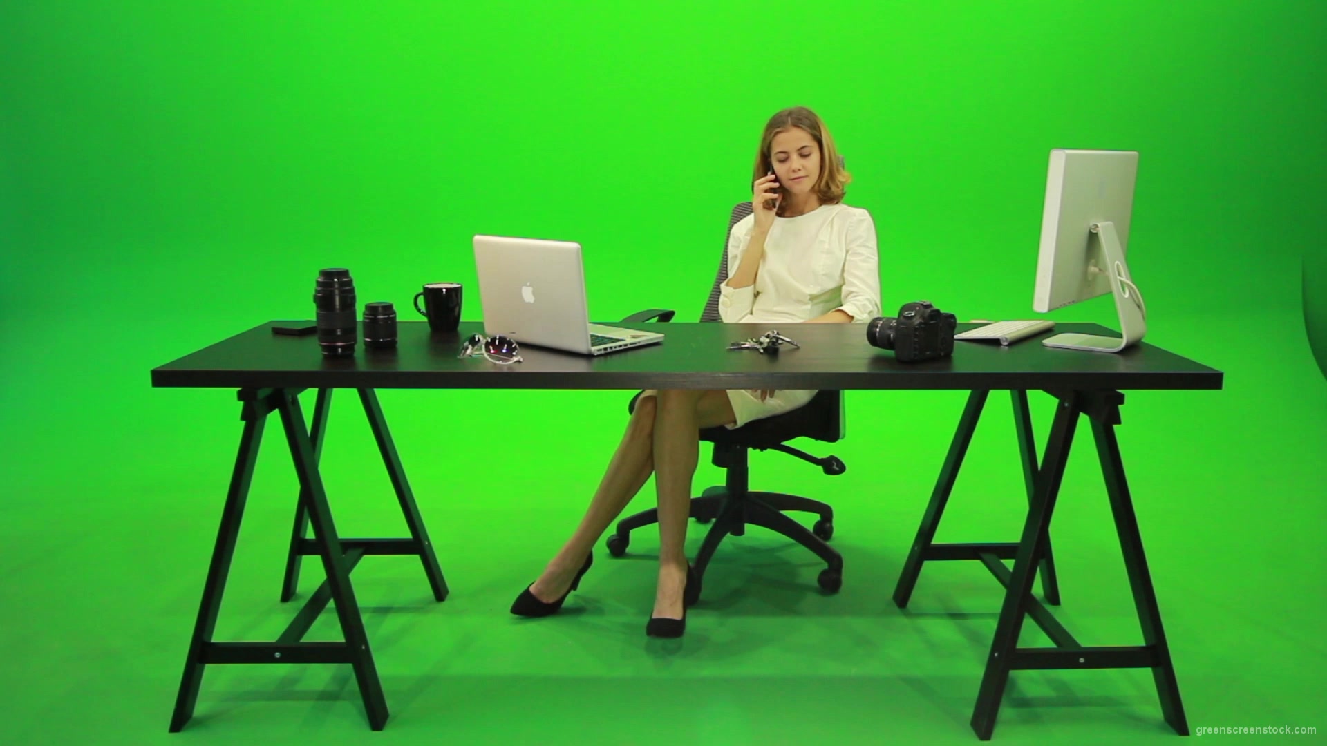 Angry-Business-Woman-Talking-on-the-Phone-Green-Screen-Footage_009 Green Screen Stock