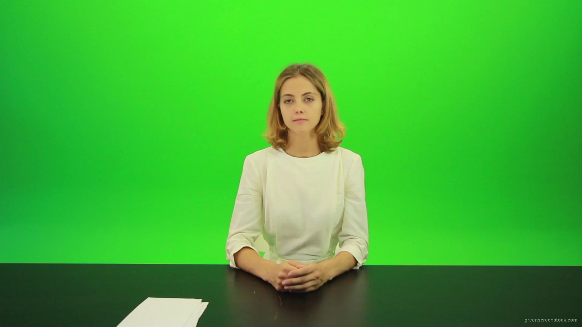 Blonde-girl-adult-gives-1-one-point-mark-score-Full-HD-Green-Screen-Video-Footage_001 Green Screen Stock