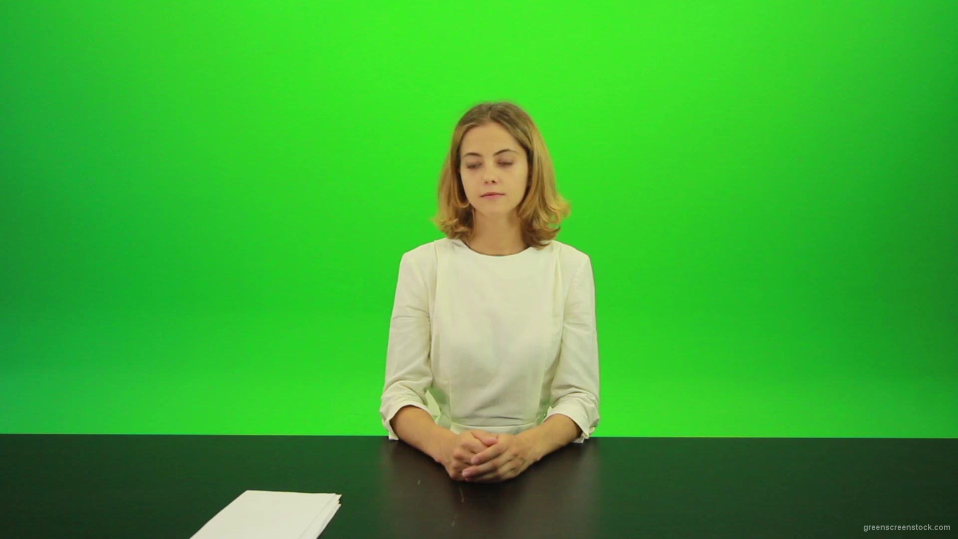 Blonde-hair-girl-in-white-shirt-give-3-point-mark-score-Full-HD-Green-Screen-Video-Footage_001 Green Screen Stock