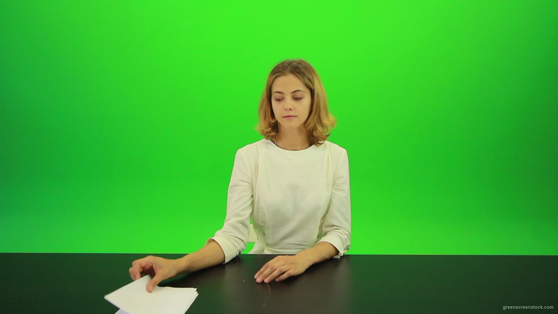 Blonde-hair-girl-in-white-shirt-give-3-point-mark-score-Full-HD-Green-Screen-Video-Footage_002 Green Screen Stock