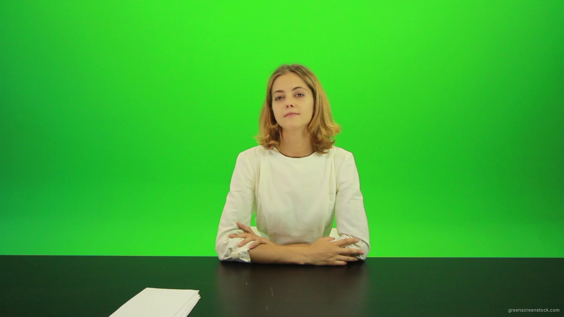 Blonde-hair-girl-in-white-shirt-give-3-point-mark-score-Full-HD-Green-Screen-Video-Footage_009 Green Screen Stock