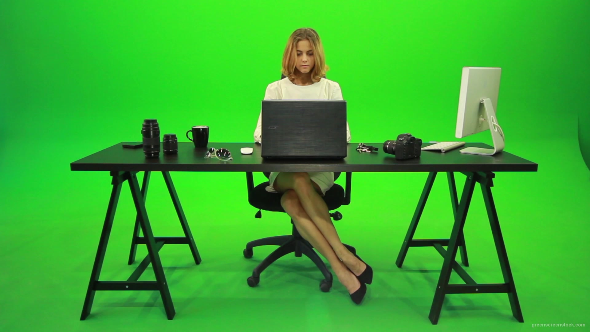 Business-Woman-Working-in-the-Office-2-Green-Screen-Footage_001 Green Screen Stock