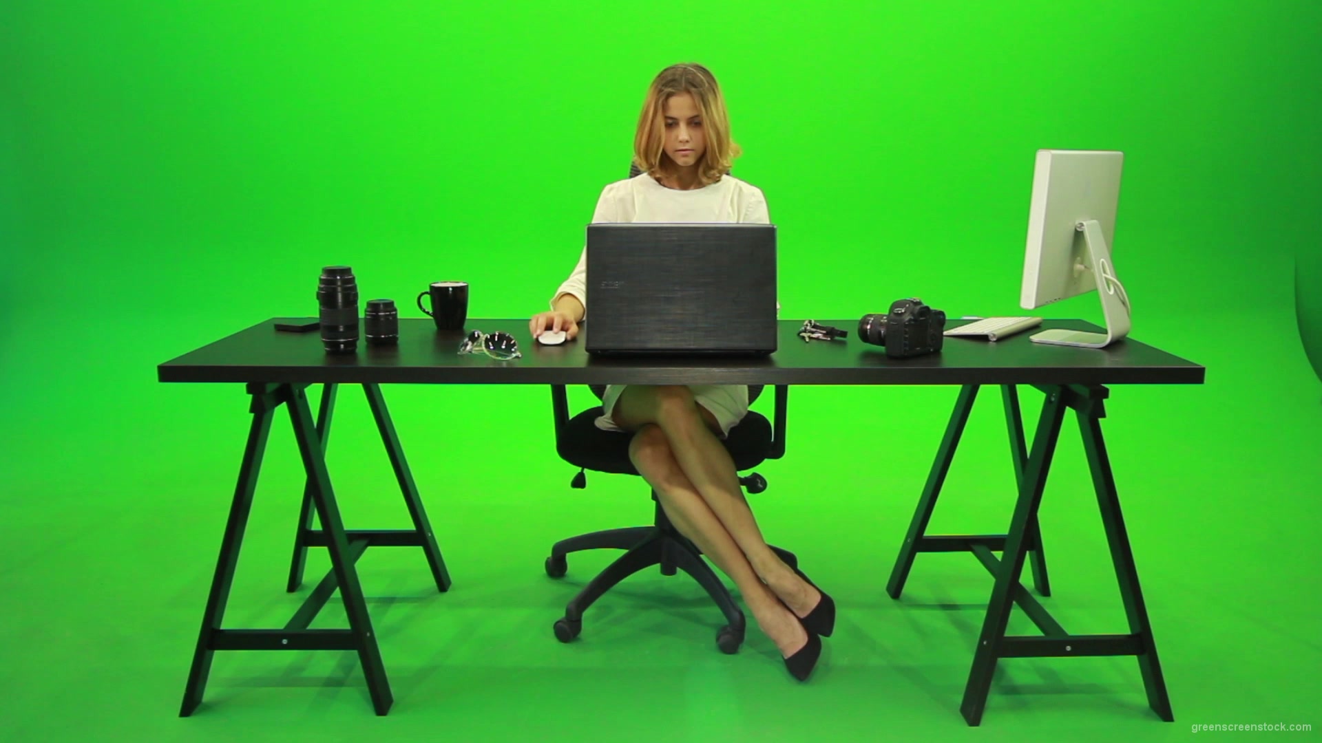 Business-Woman-Working-in-the-Office-2-Green-Screen-Footage_004 Green Screen Stock