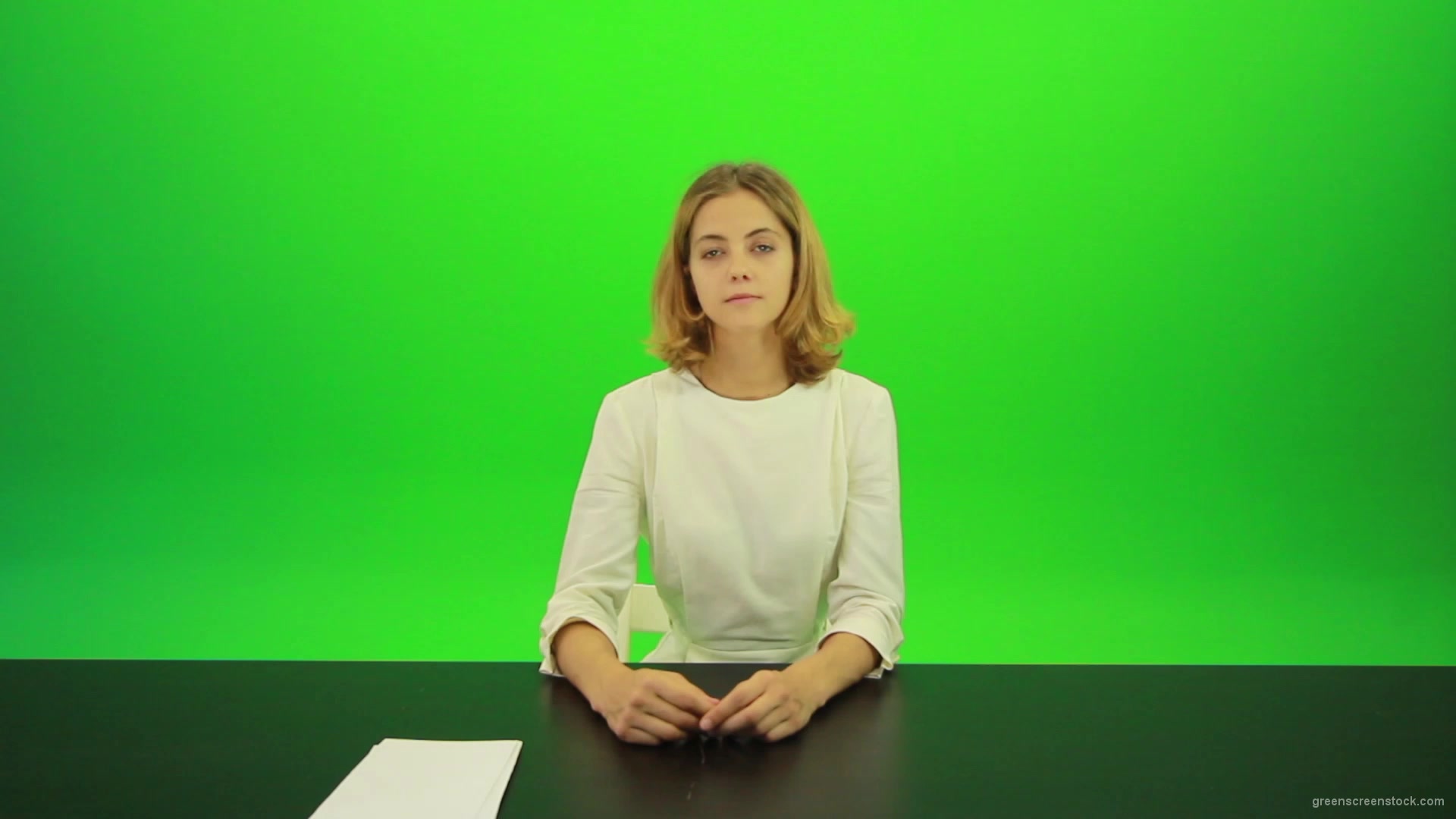 Happy-smiling-jury-girl-give-high-5-five-points-mark-score-Full-HD-Green-Screen-Video-Footage_001 Green Screen Stock