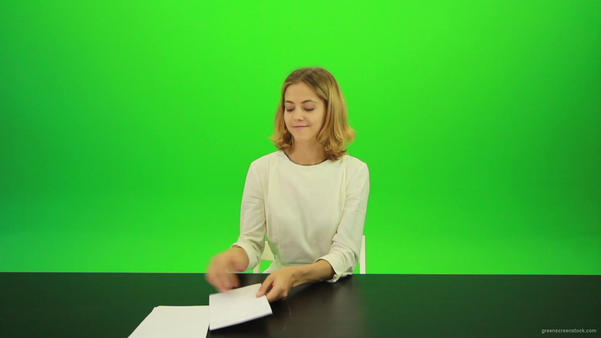 vj video background Happy-smiling-jury-girl-give-high-5-five-points-mark-score-Full-HD-Green-Screen-Video-Footage_003