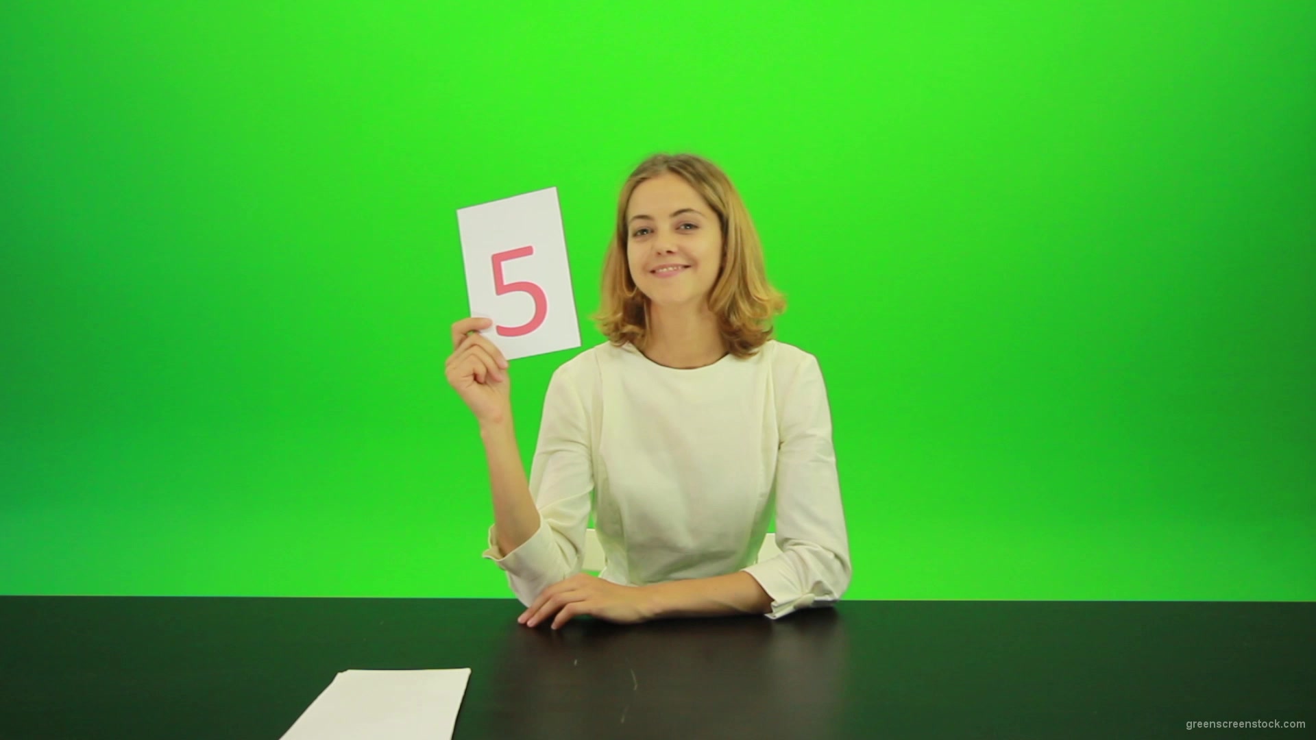 Happy-smiling-jury-girl-give-high-5-five-points-mark-score-Full-HD-Green-Screen-Video-Footage_004 Green Screen Stock