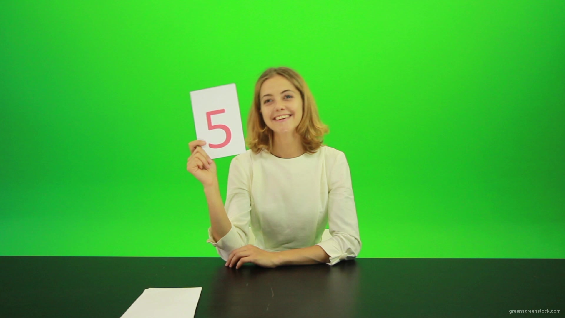 Happy-smiling-jury-girl-give-high-5-five-points-mark-score-Full-HD-Green-Screen-Video-Footage_006 Green Screen Stock