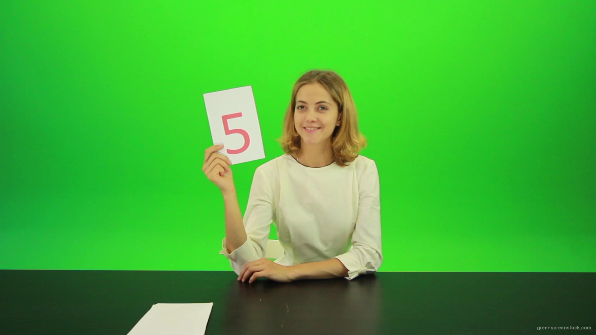 Happy-smiling-jury-girl-give-high-5-five-points-mark-score-Full-HD-Green-Screen-Video-Footage_007 Green Screen Stock