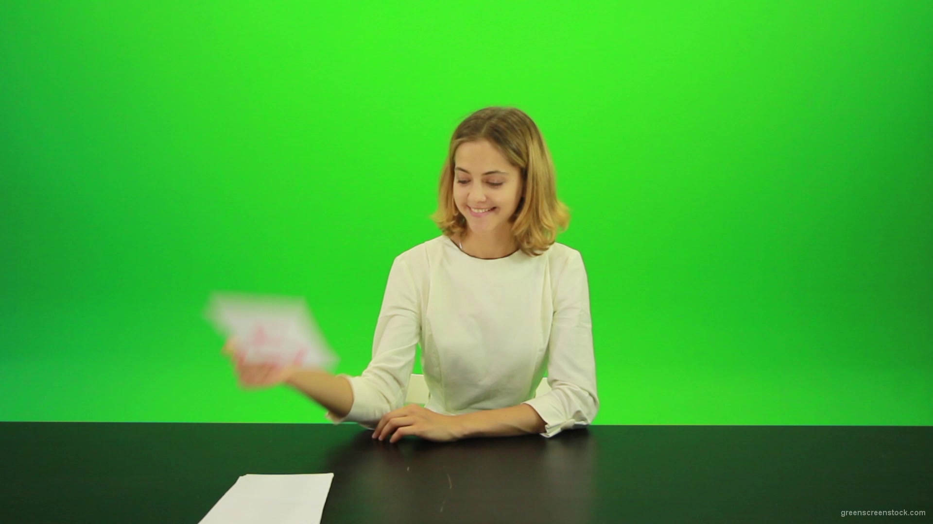 Happy-smiling-jury-girl-give-high-5-five-points-mark-score-Full-HD-Green-Screen-Video-Footage_008 Green Screen Stock