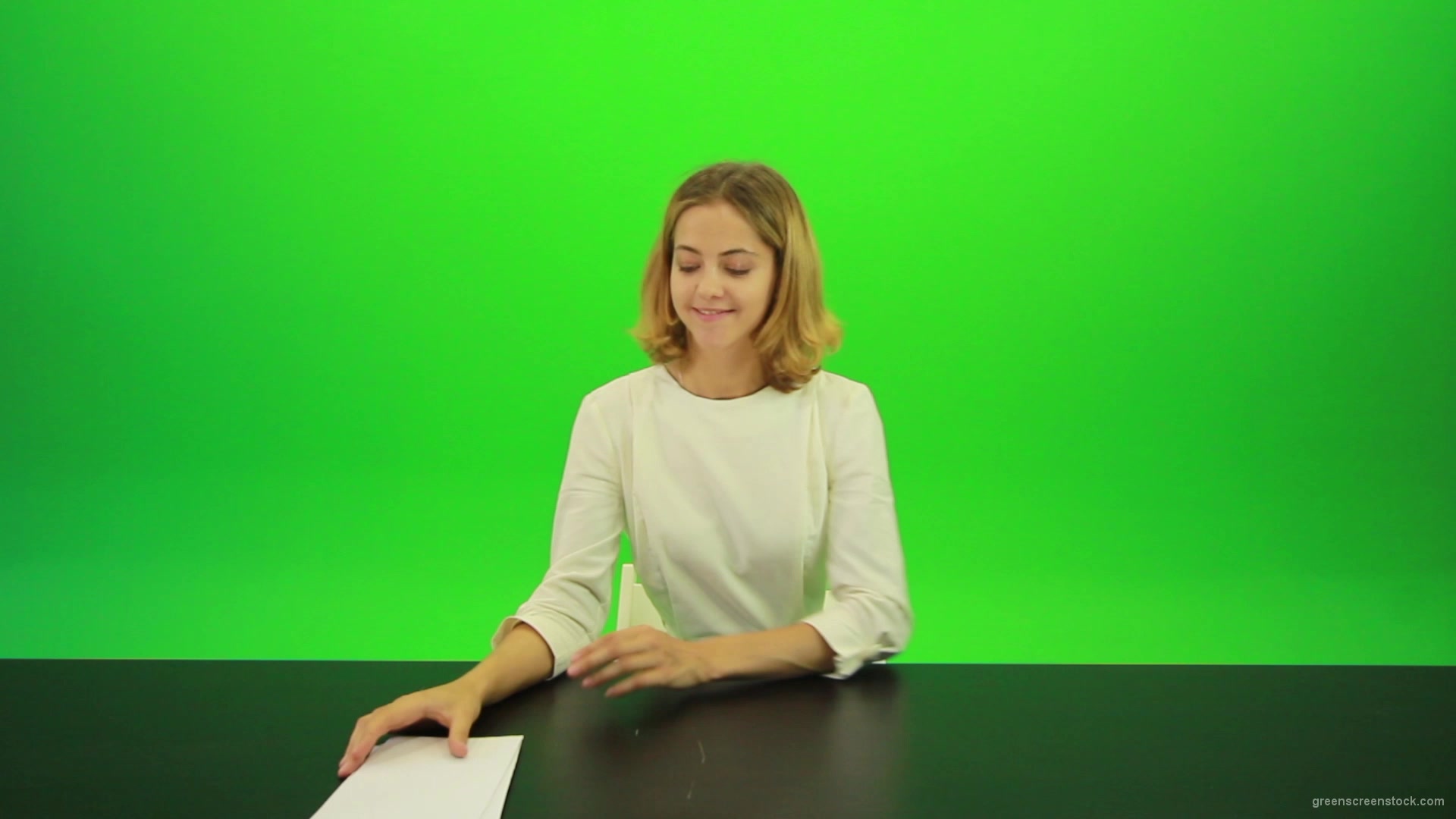 Happy-smiling-jury-girl-give-high-5-five-points-mark-score-Full-HD-Green-Screen-Video-Footage_009 Green Screen Stock