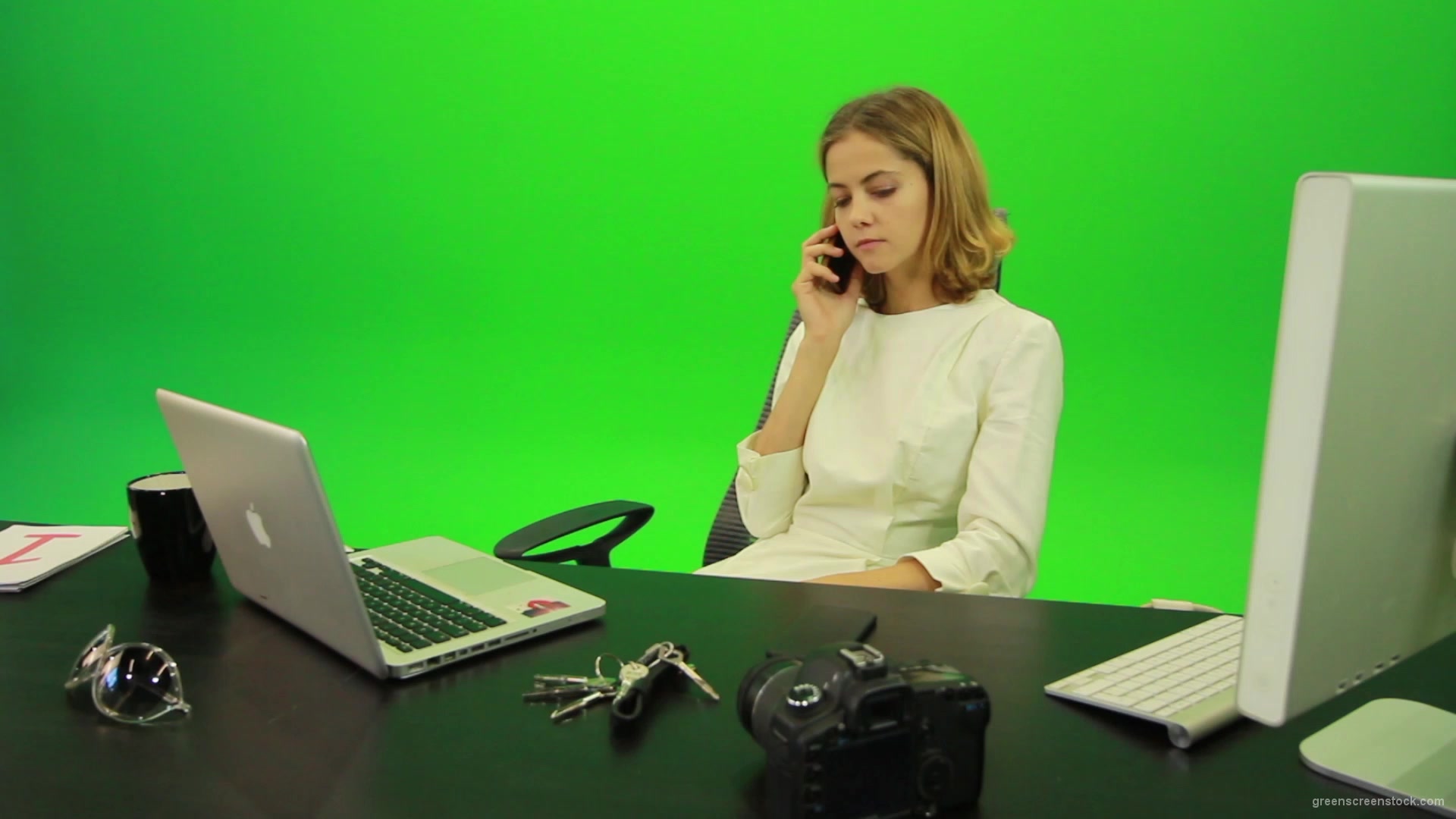 Laughing-Business-Woman-is-Talking-on-the-Phone-Green-Screen-Footage_001 Green Screen Stock