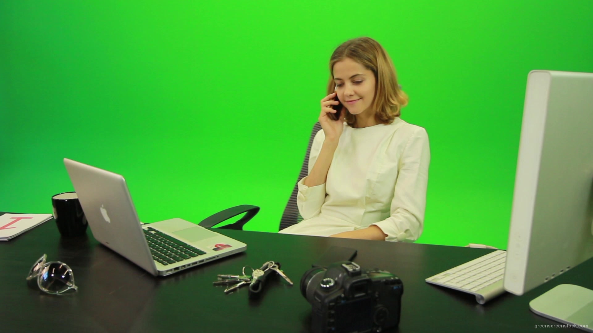 vj video background Laughing-Business-Woman-is-Talking-on-the-Phone-Green-Screen-Footage_003