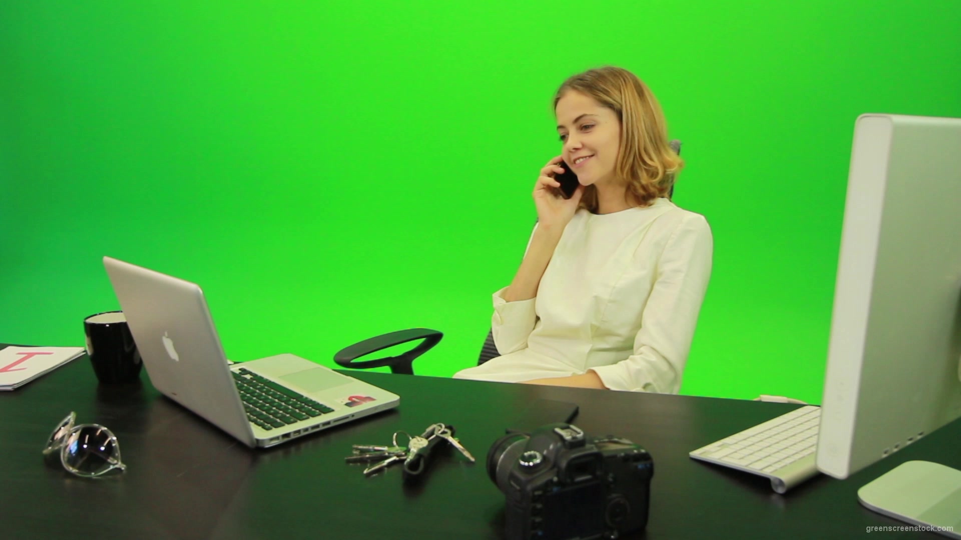 Laughing-Business-Woman-is-Talking-on-the-Phone-Green-Screen-Footage_005 Green Screen Stock