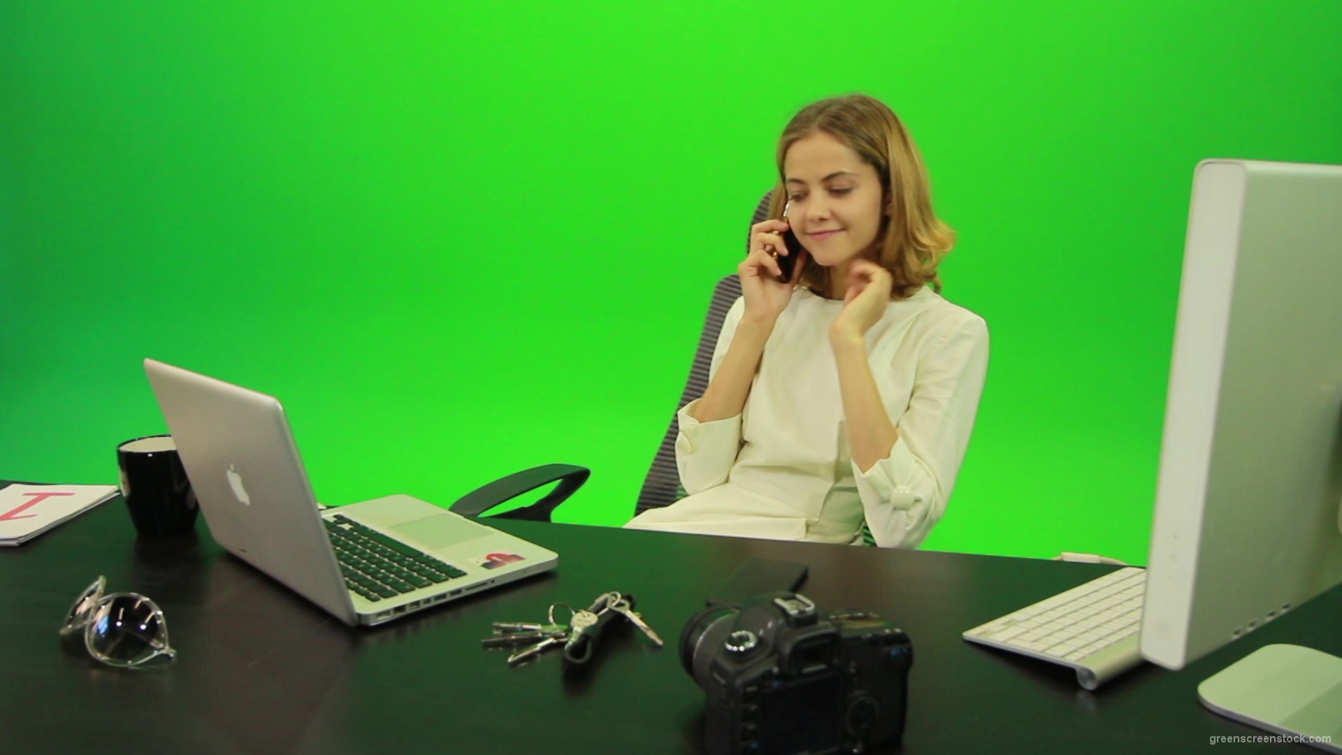 Laughing-Business-Woman-is-Talking-on-the-Phone-Green-Screen-Footage_007 Green Screen Stock