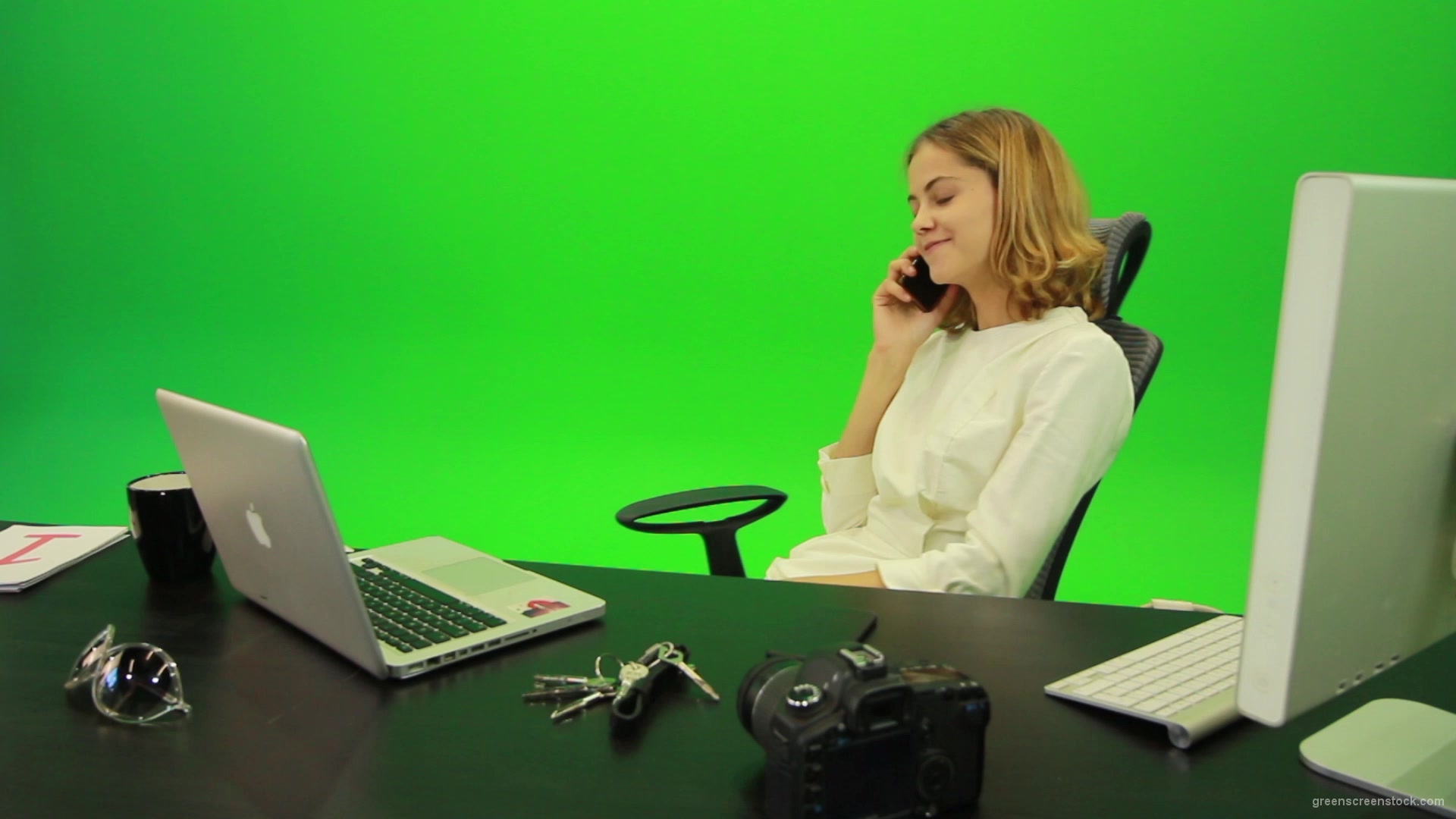 Laughing-Business-Woman-is-Talking-on-the-Phone-Green-Screen-Footage_008 Green Screen Stock