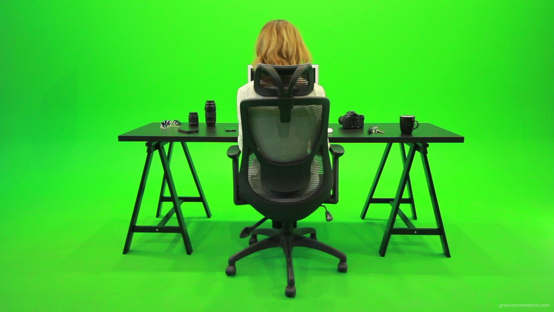 Woman-Searching-in-the-Phone-Green-Screen-Footage_001 Green Screen Stock