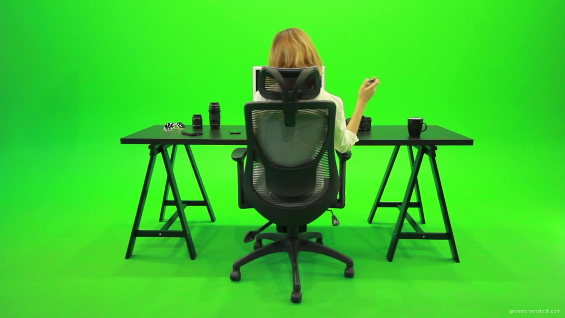 Woman-Searching-in-the-Phone-Green-Screen-Footage_004 Green Screen Stock