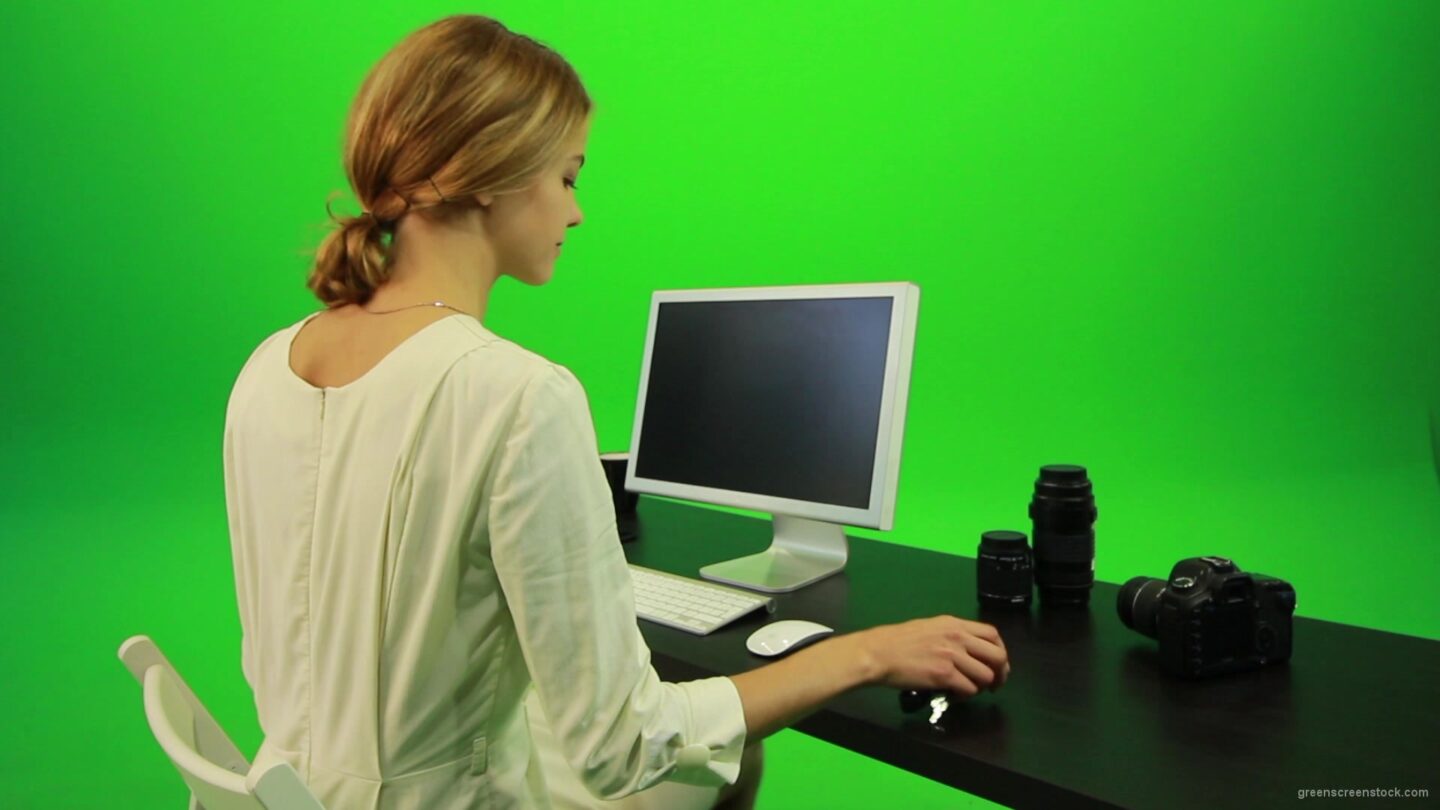 vj video background Woman-Sits-Down-and-Works-on-the-Computer-Green-Screen-Footage_003