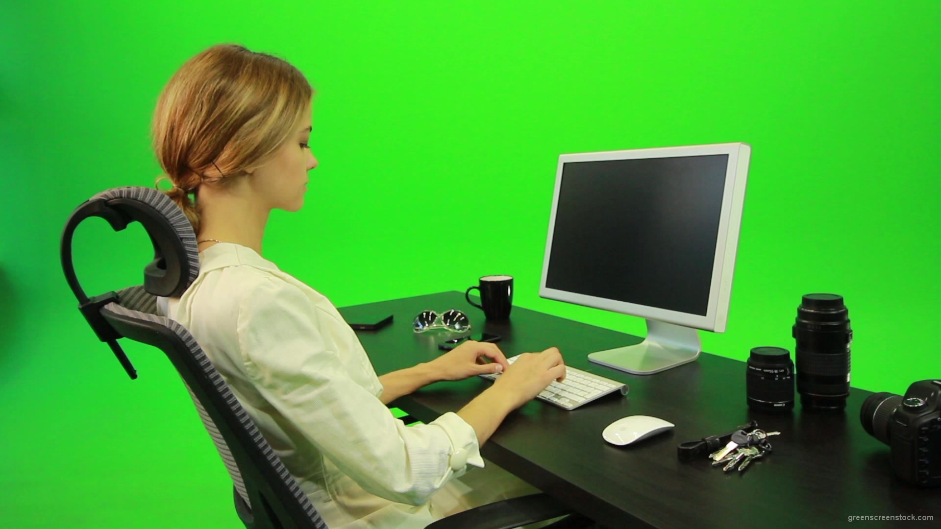 Woman-Working-on-the-Computer-4-Green-Screen-Footage_002 Green Screen Stock