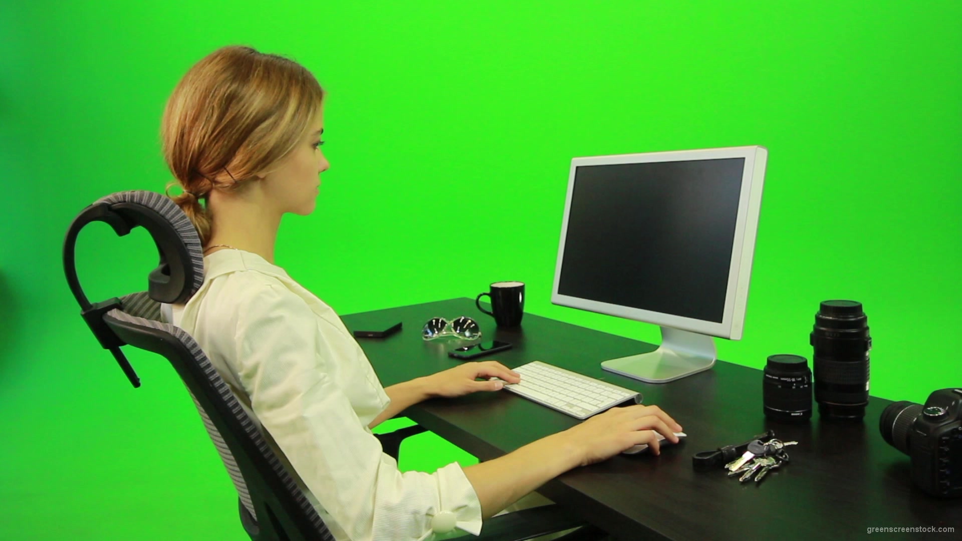 Woman-Working-on-the-Computer-4-Green-Screen-Footage_004 Green Screen Stock