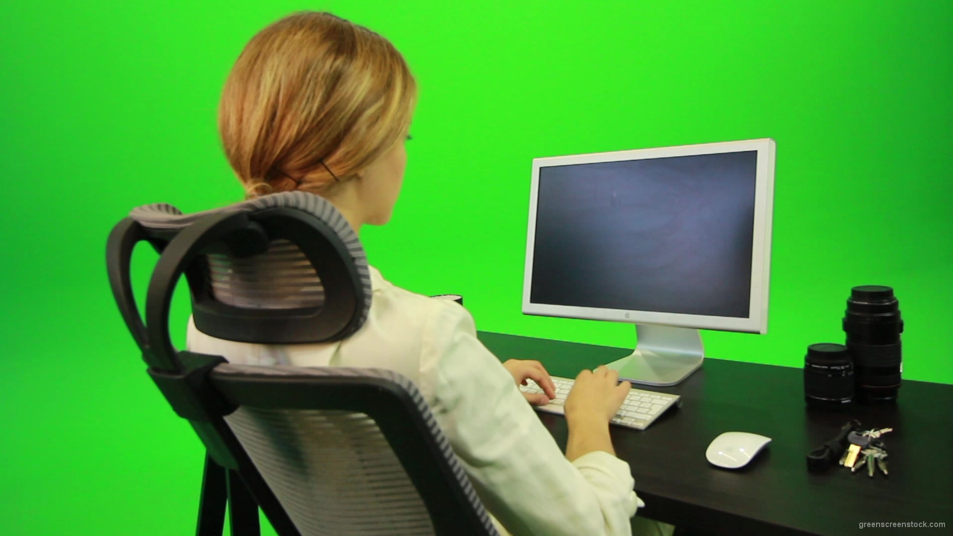 vj video background Woman-Working-on-the-Computer-5-Green-Screen-Footage_003