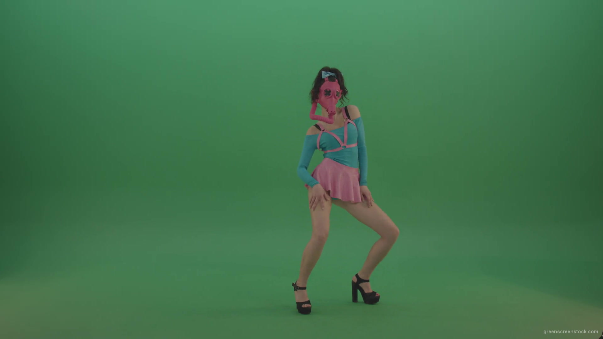 Rave-Go-Go-Dancing-girl-in-gas-mask-play-on-Green-Screen-4K-Video-Footage-1920_004 Green Screen Stock