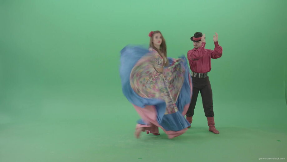 vj video background Balkan-couple-dance-hot-folk-dance-in-gypsy-comstumes-in-green-screen-studio-4K-Video-Footage-1920_003