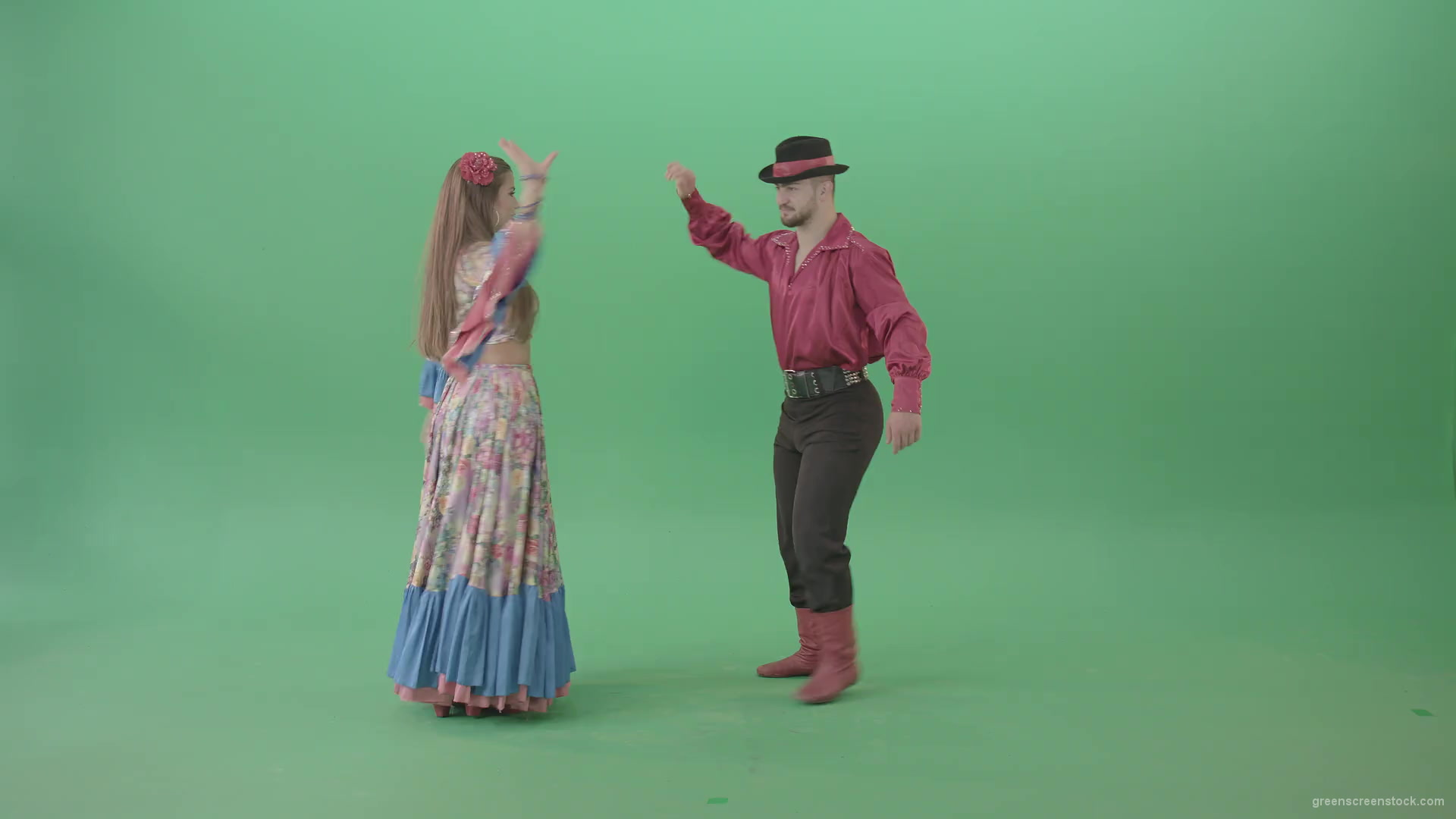 Folk-national-romania-dance-by-gypsy-tzigane-couple-isolated-on-green-screen-4K-video-footage-1920_001 Green Screen Stock