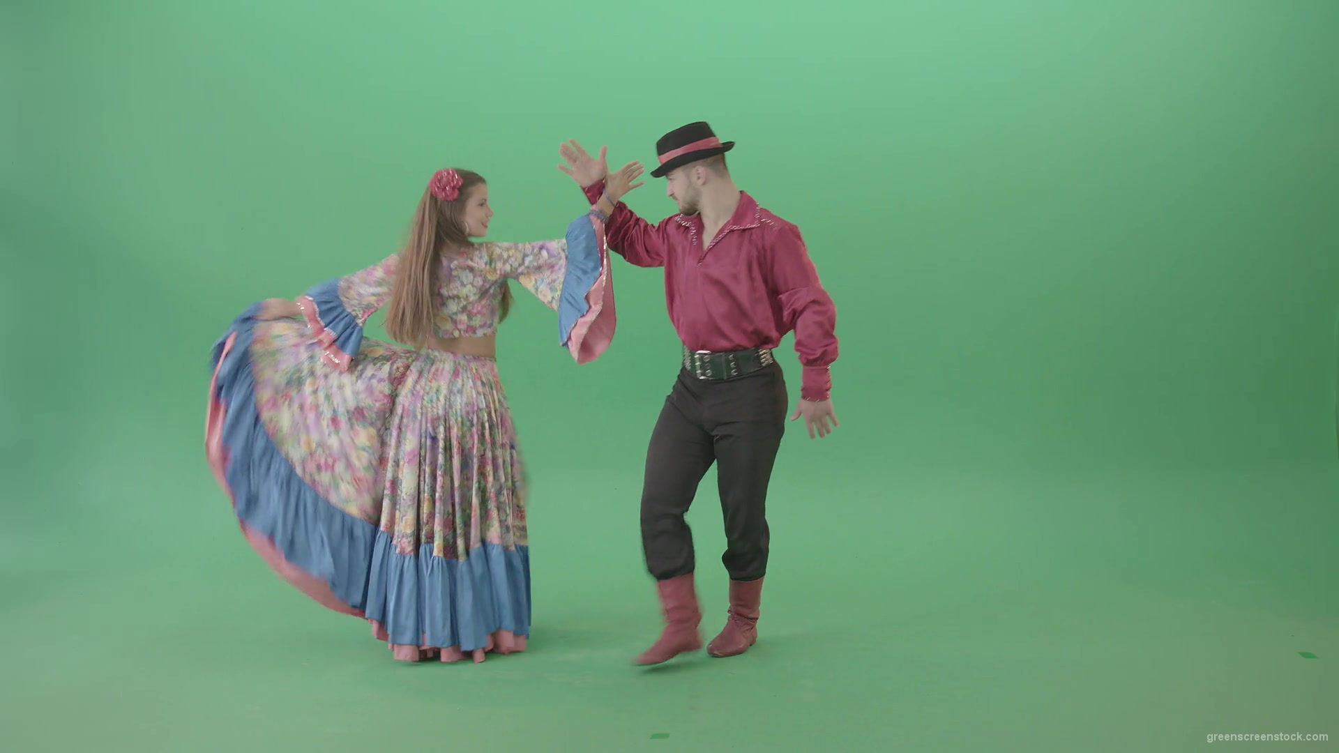 Folk-national-romania-dance-by-gypsy-tzigane-couple-isolated-on-green-screen-4K-video-footage-1920_002 Green Screen Stock