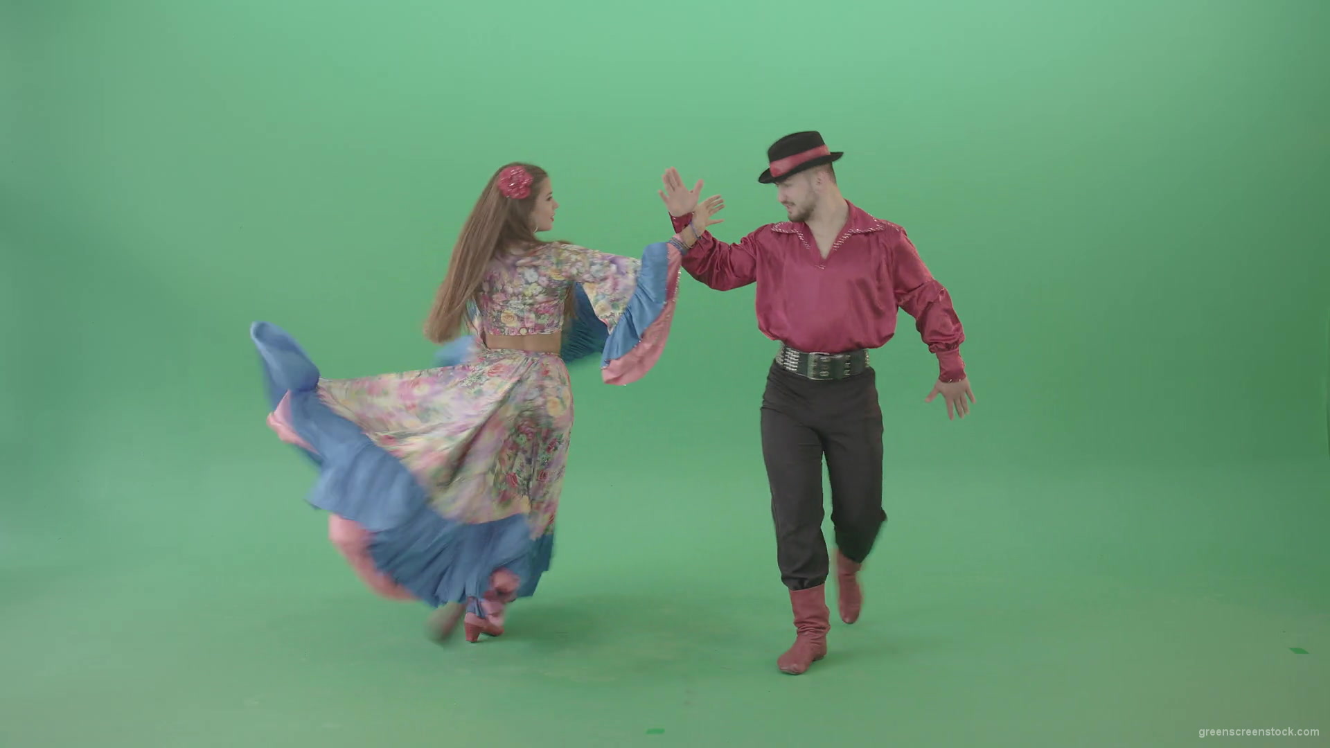 Folk-national-romania-dance-by-gypsy-tzigane-couple-isolated-on-green-screen-4K-video-footage-1920_004 Green Screen Stock