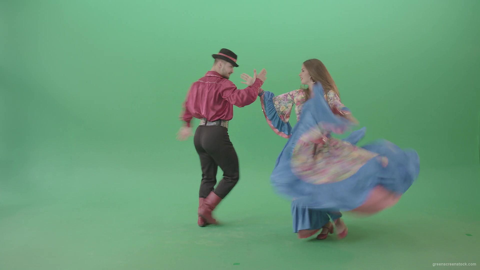 Folk-national-romania-dance-by-gypsy-tzigane-couple-isolated-on-green-screen-4K-video-footage-1920_007 Green Screen Stock