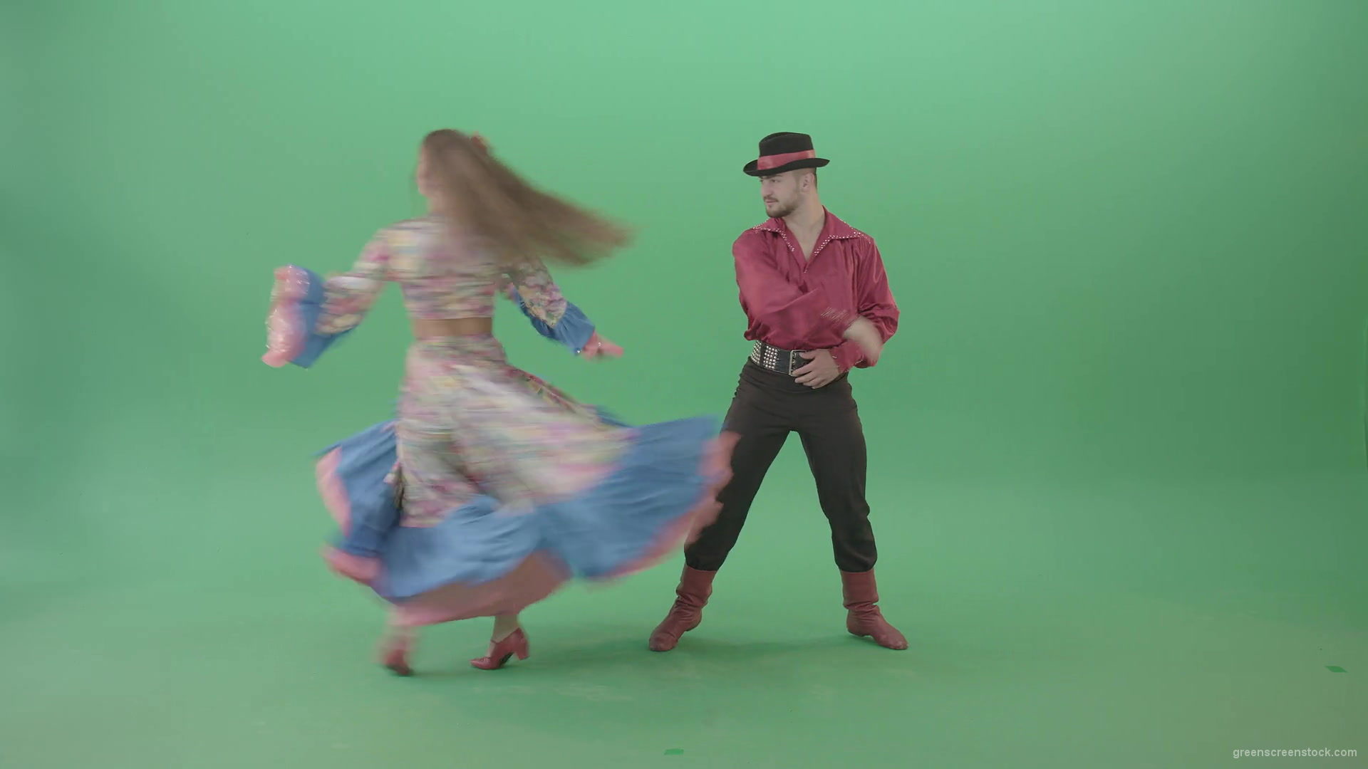 Folk-national-romania-dance-by-gypsy-tzigane-couple-isolated-on-green-screen-4K-video-footage-1920_008 Green Screen Stock