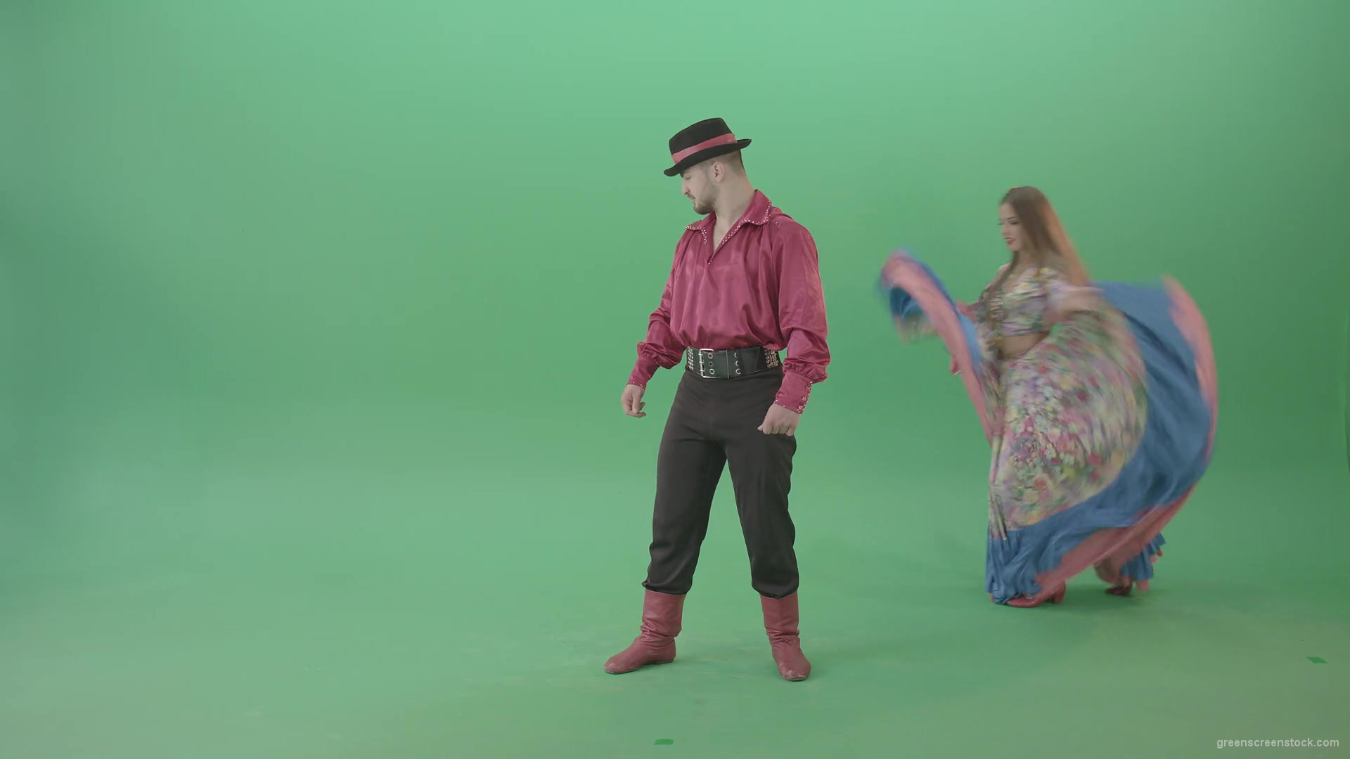 Gypsy-man-and-woman-spinning-dancing-over-green-screen-4K-video-footage-1920_002 Green Screen Stock